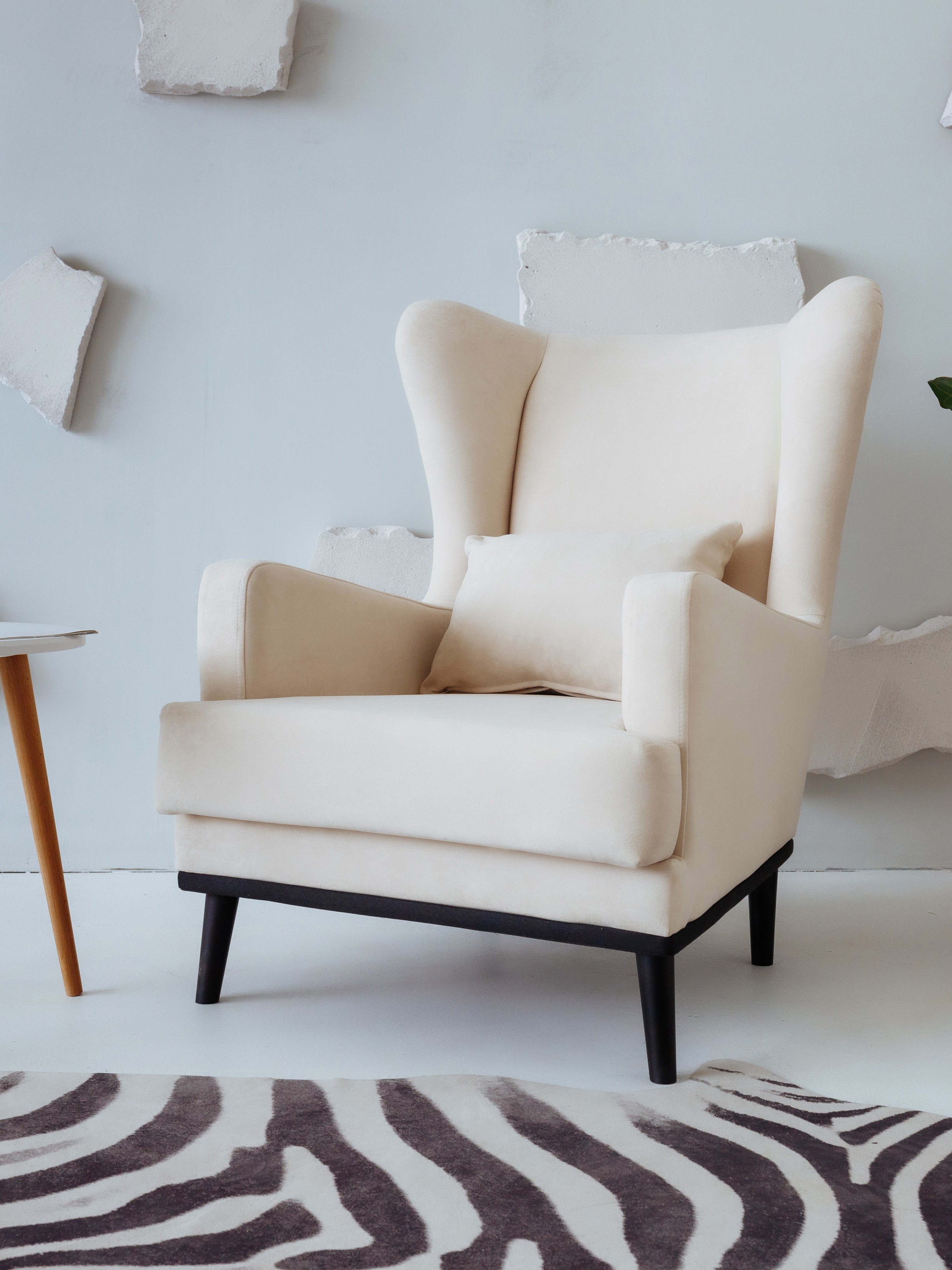 Изображение товара Мягкое кресло Вегас из велюра светло-бежевое с высокой посадкой и поддержкой ног