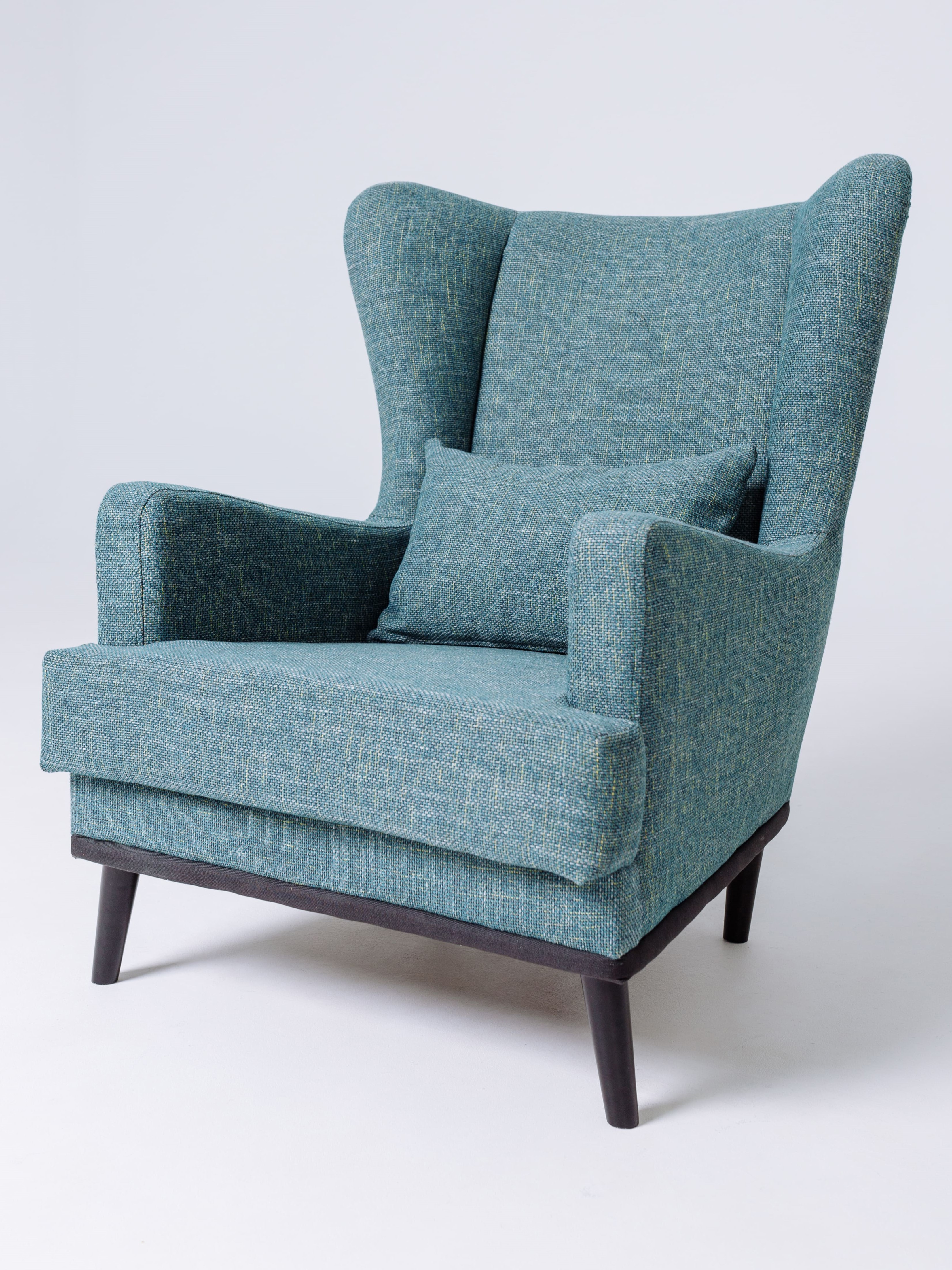 Изображение товара Мягкое голубое кресло Вегас из фанеры с подушкой и опорами для ног