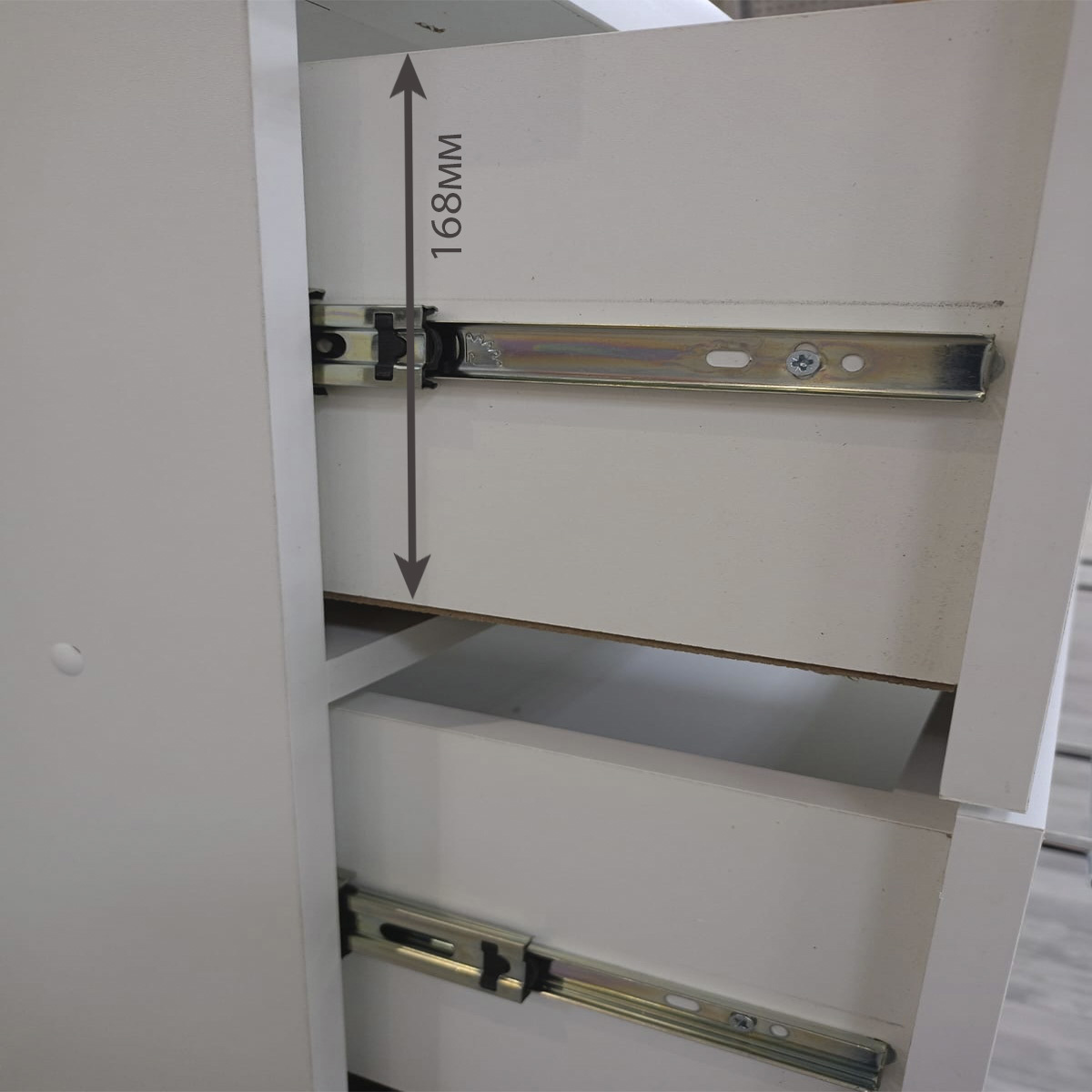 Изображение товара Комод Веста Марта 900-4 4 ящика 90x50x100 см МДФ профильные ручки цвет графит софт