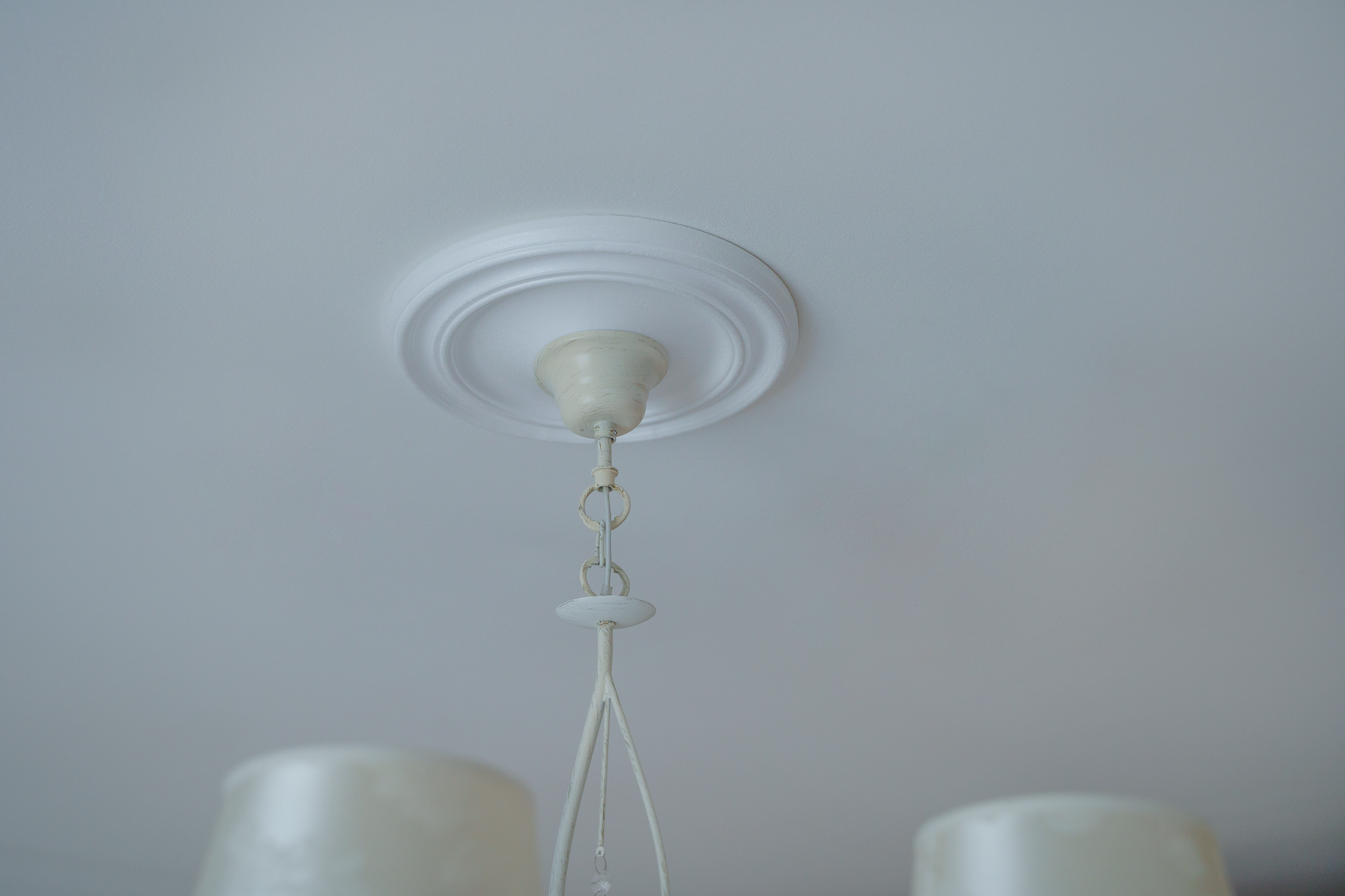 Декоративная потолочная розетка полистирол белая Decoflair D309-285 28.5 см - 5