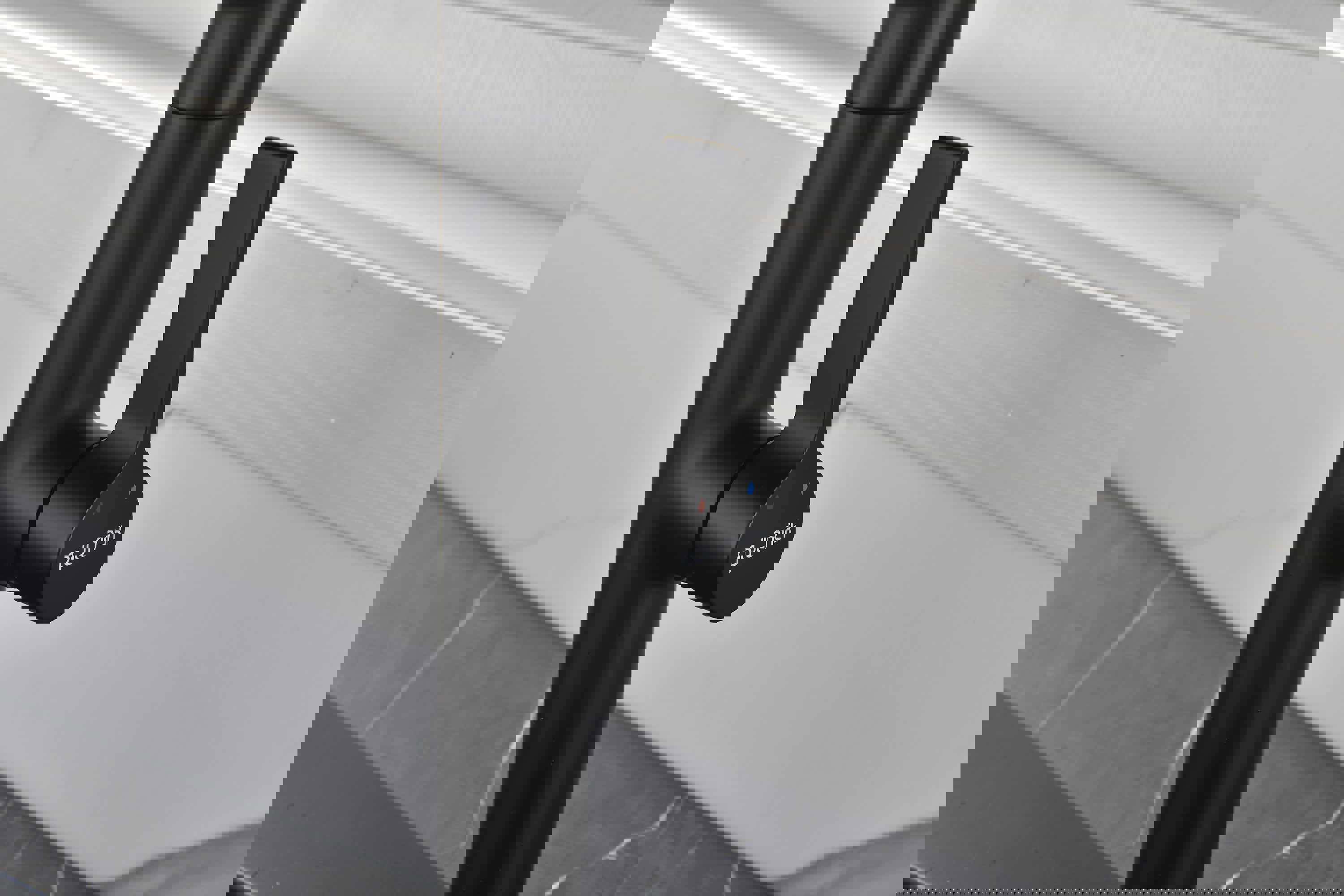 Изображение товара Смеситель кухонный Paulmark Barrel антрацит Ba214029-AN с гибким изливом