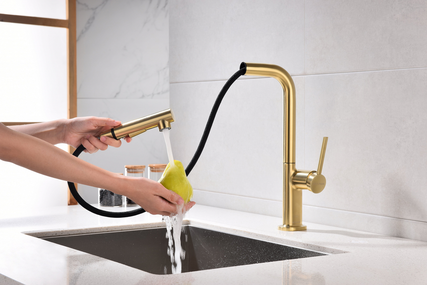 Изображение товара Современный кухонный смеситель Neo из латуни с выдвижным изливом и вращением 360 градусов