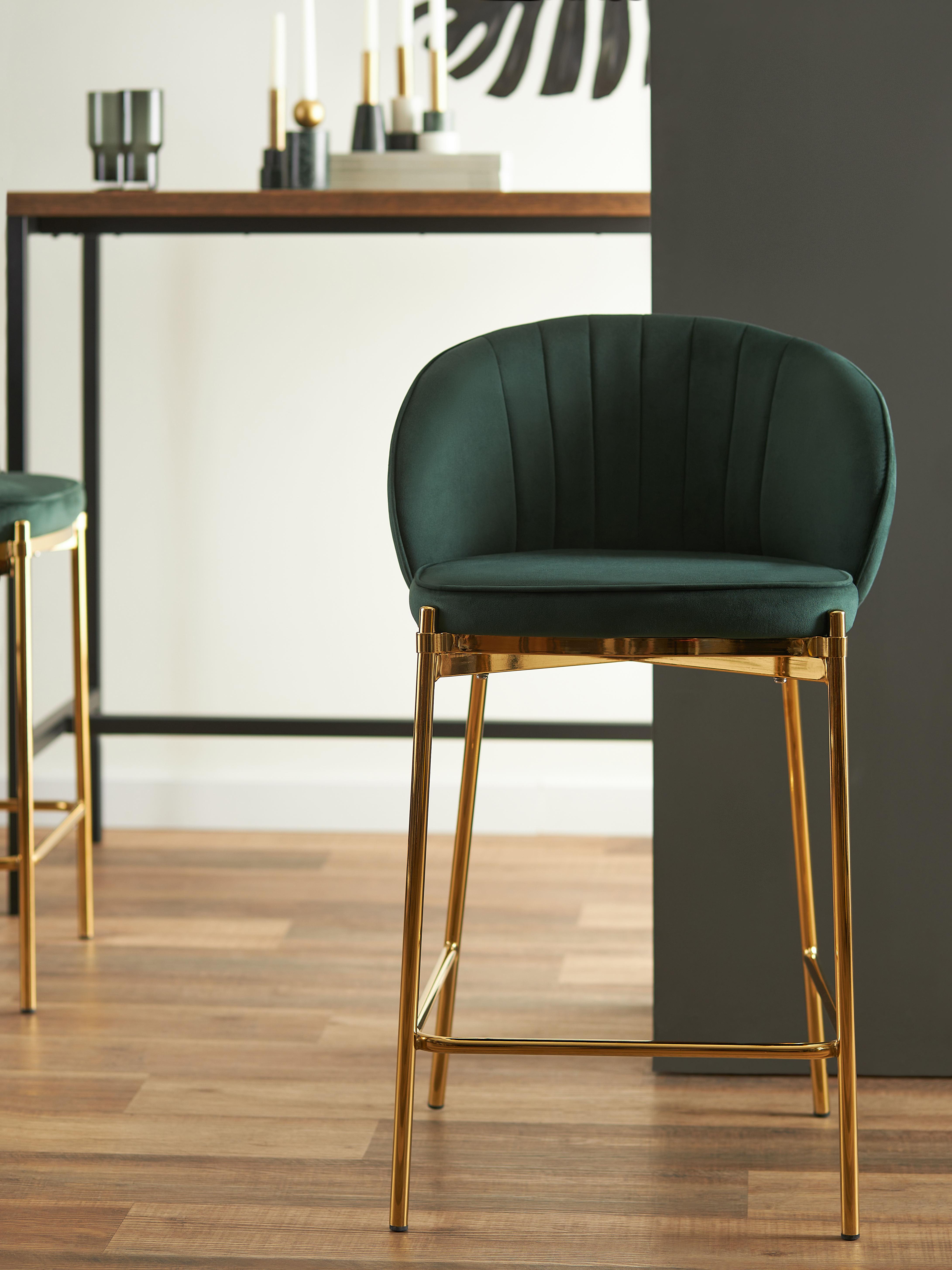Изображение товара Полубарный стул Coral из велюра с железными ножками темно-зеленый