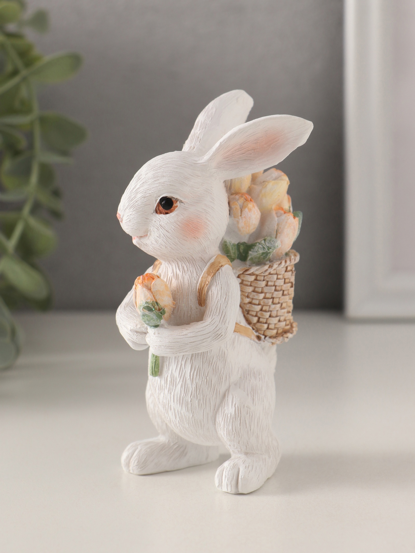 Изображение товара Сувенир полистоун Белый кролик с тюльпанами в рюкзаке-корзине 65х55х115 см 10583236
