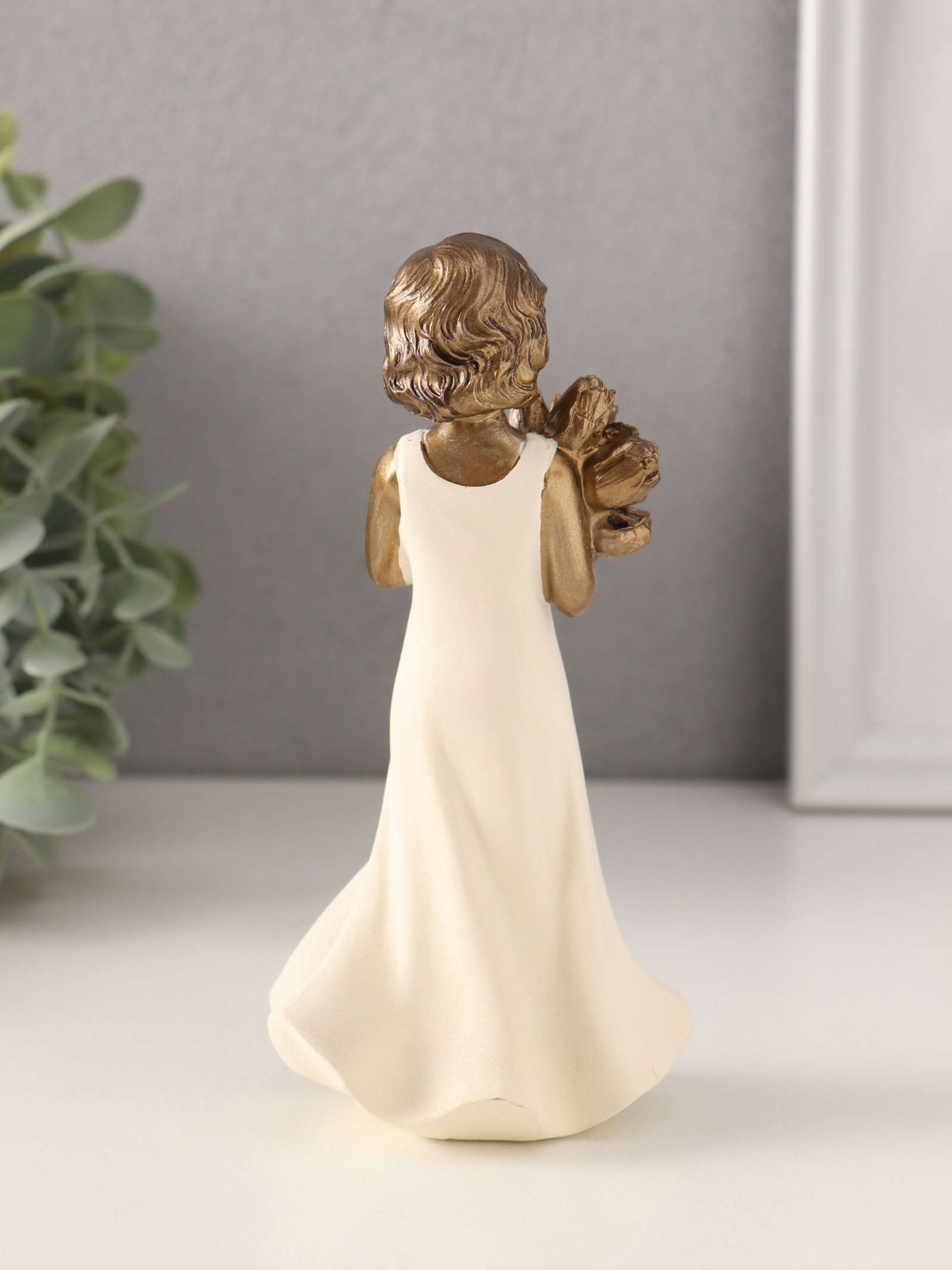 Изображение товара Сувенир полистоун Девочка с букетом тюльпанов 75х5х15 см 10583138