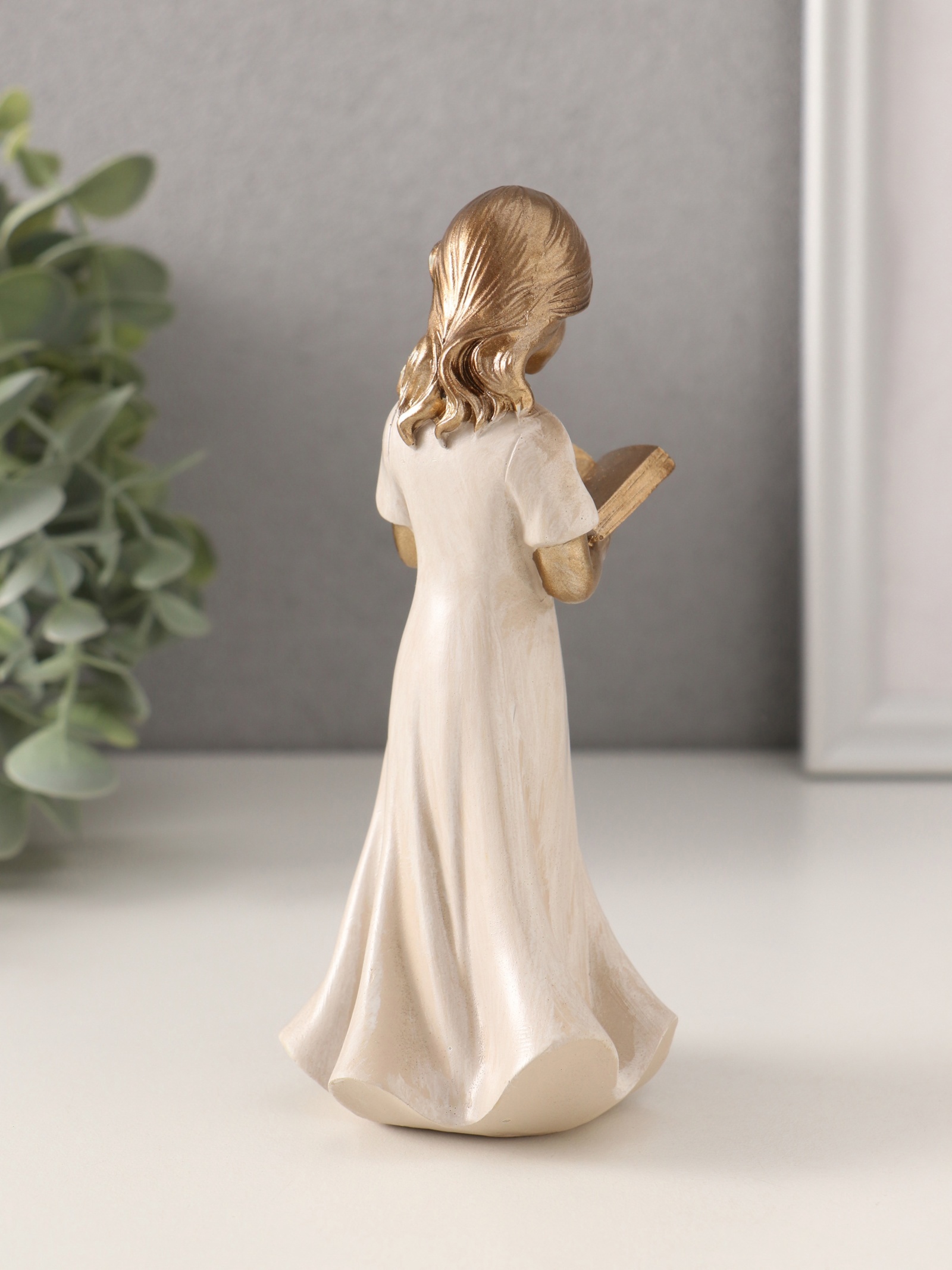 Изображение товара Девочка с книгой — декоративная фигура из полистоуна, 7,5×6,5×15 см