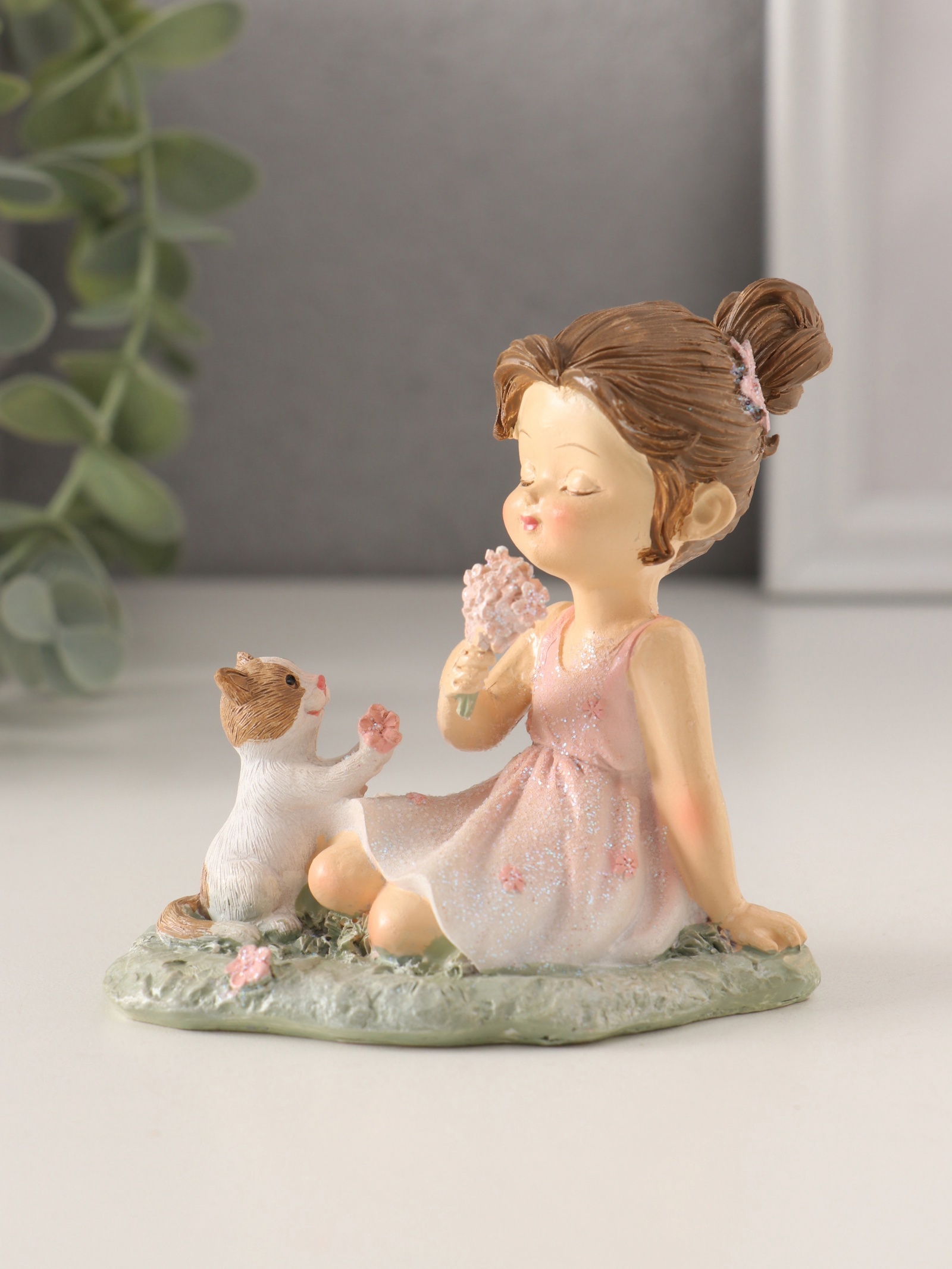 Изображение товара Девчушка с котёнком на лужайке — декоративная фигура, розовая