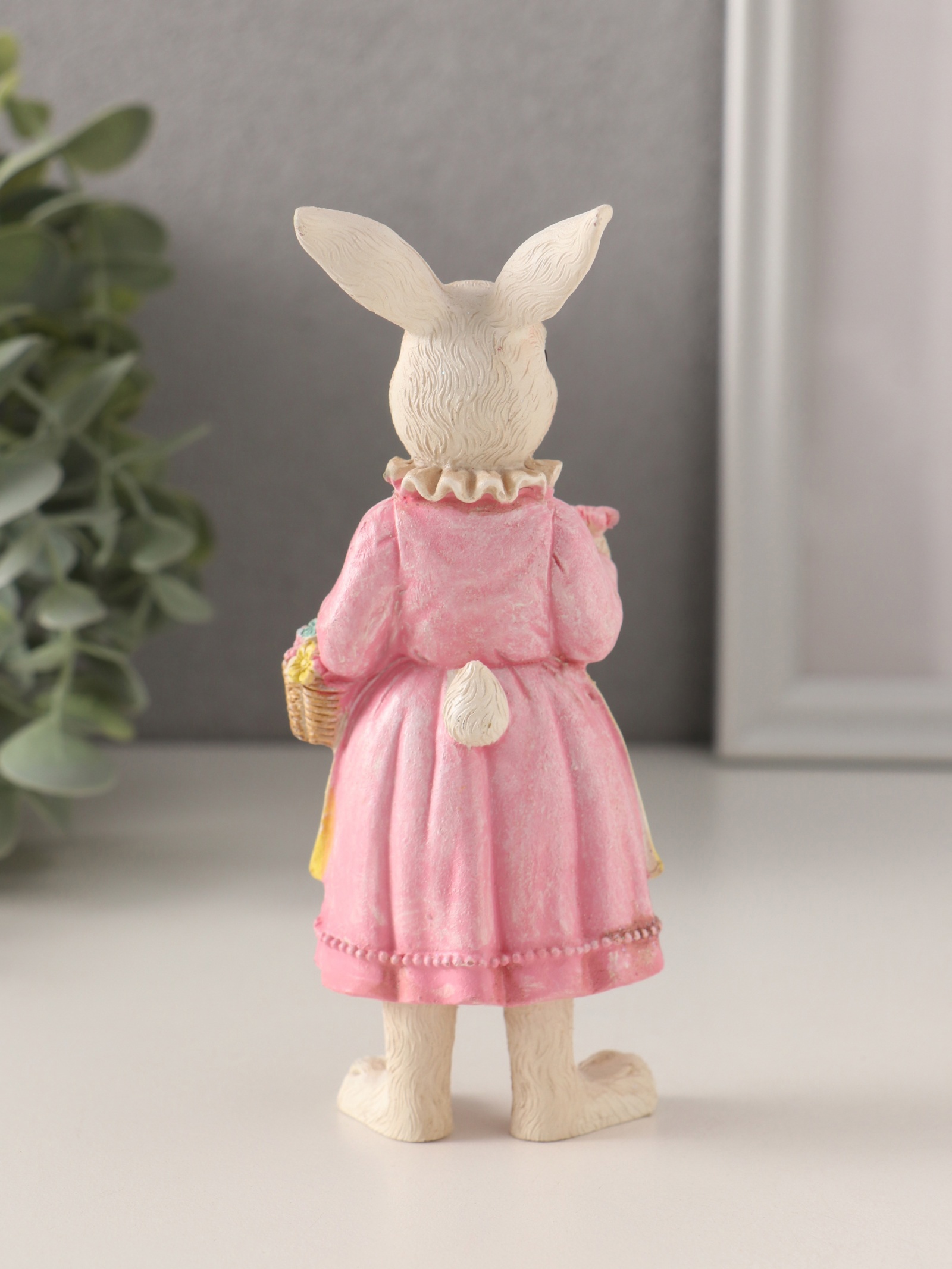Изображение товара Зайка в платье с передником, корзина цветов — декоративная фигура
