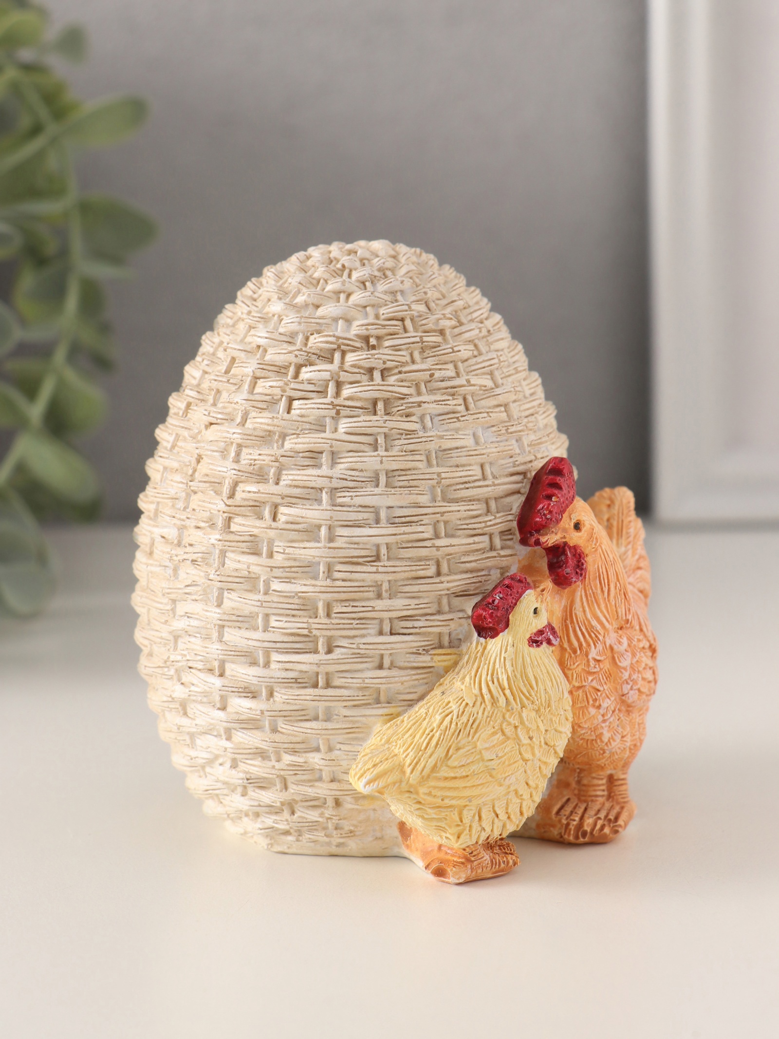 Изображение товара Сувенир Курочка и петушок у плетённого яичка — полистоун