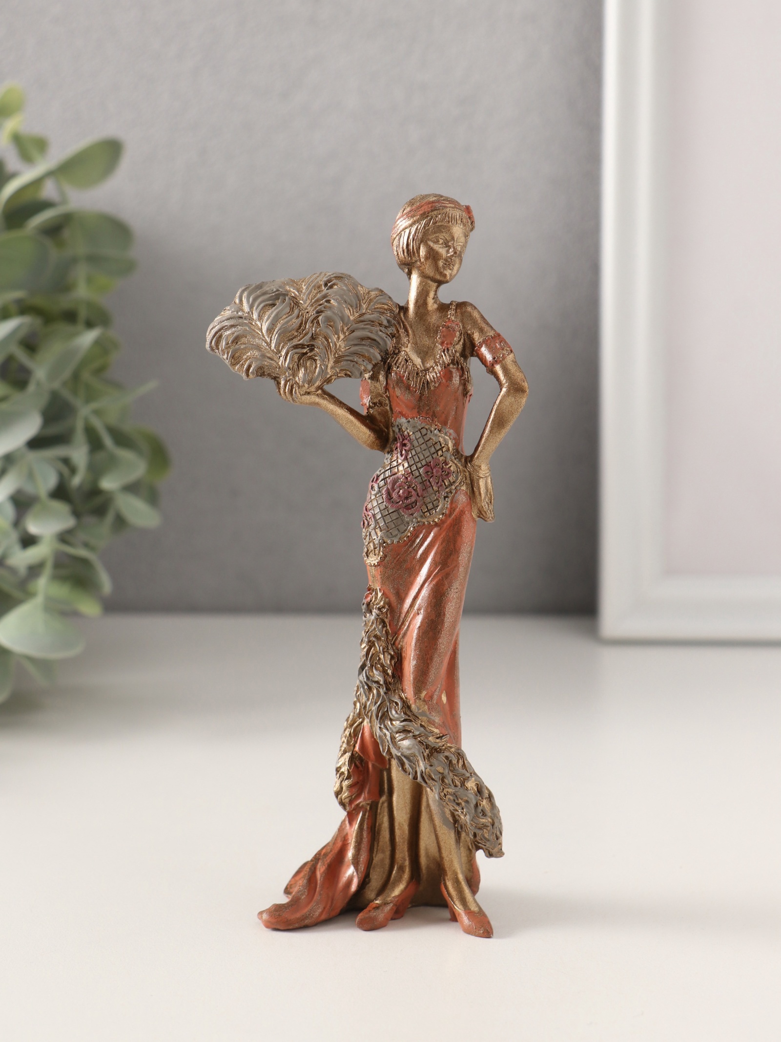 Изображение товара Сувенир полистоун Леди в платье 20-30-х годов со страусиным веером 65х4х15 см 10583114