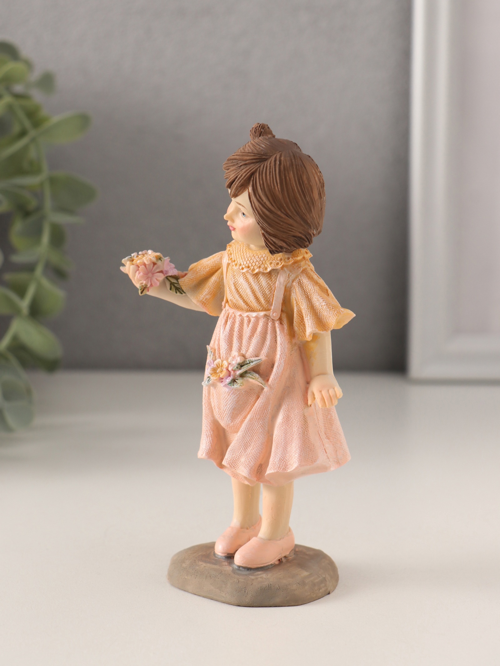 Изображение товара Сувенир Малышка в платье с цветами в кармашке — полистоун