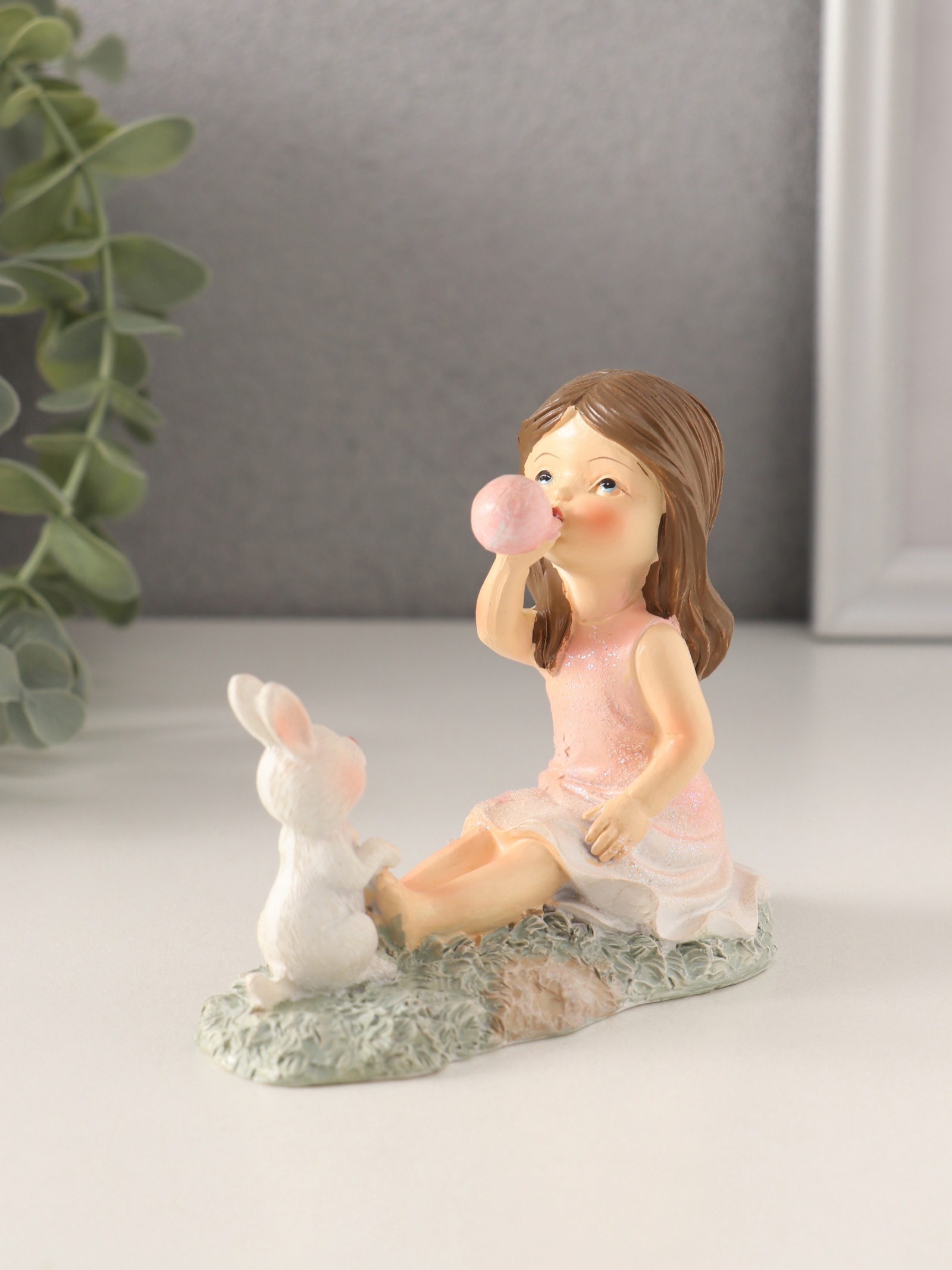 Изображение товара Сувенир полистоун Малышка надувает шарик с зайчиком на лужайке розовый 105х5х9 см 10583155