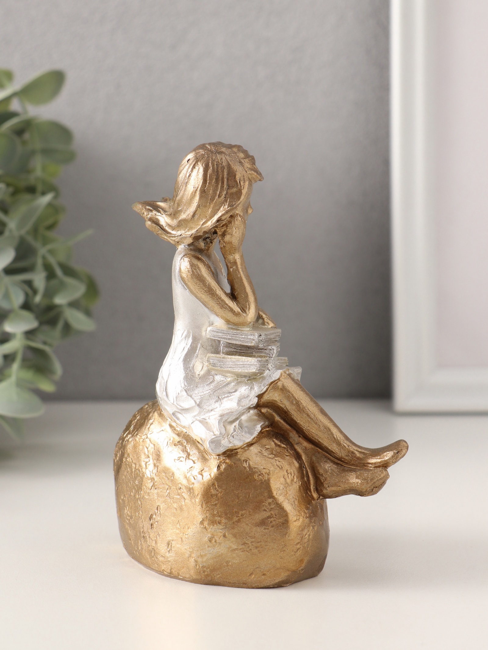 Изображение товара Сувенир полистоун «Малышка с книгами» бронза с серебром