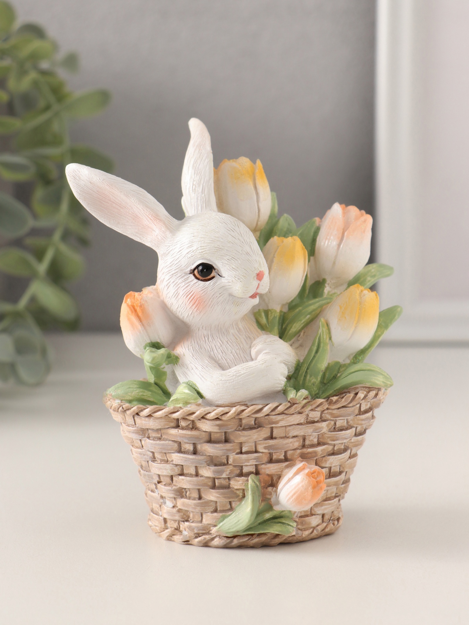 Изображение товара Сувенир полистоун Белая зайка в плетённой корзине с тюльпанами 95х55х115 см 10583242