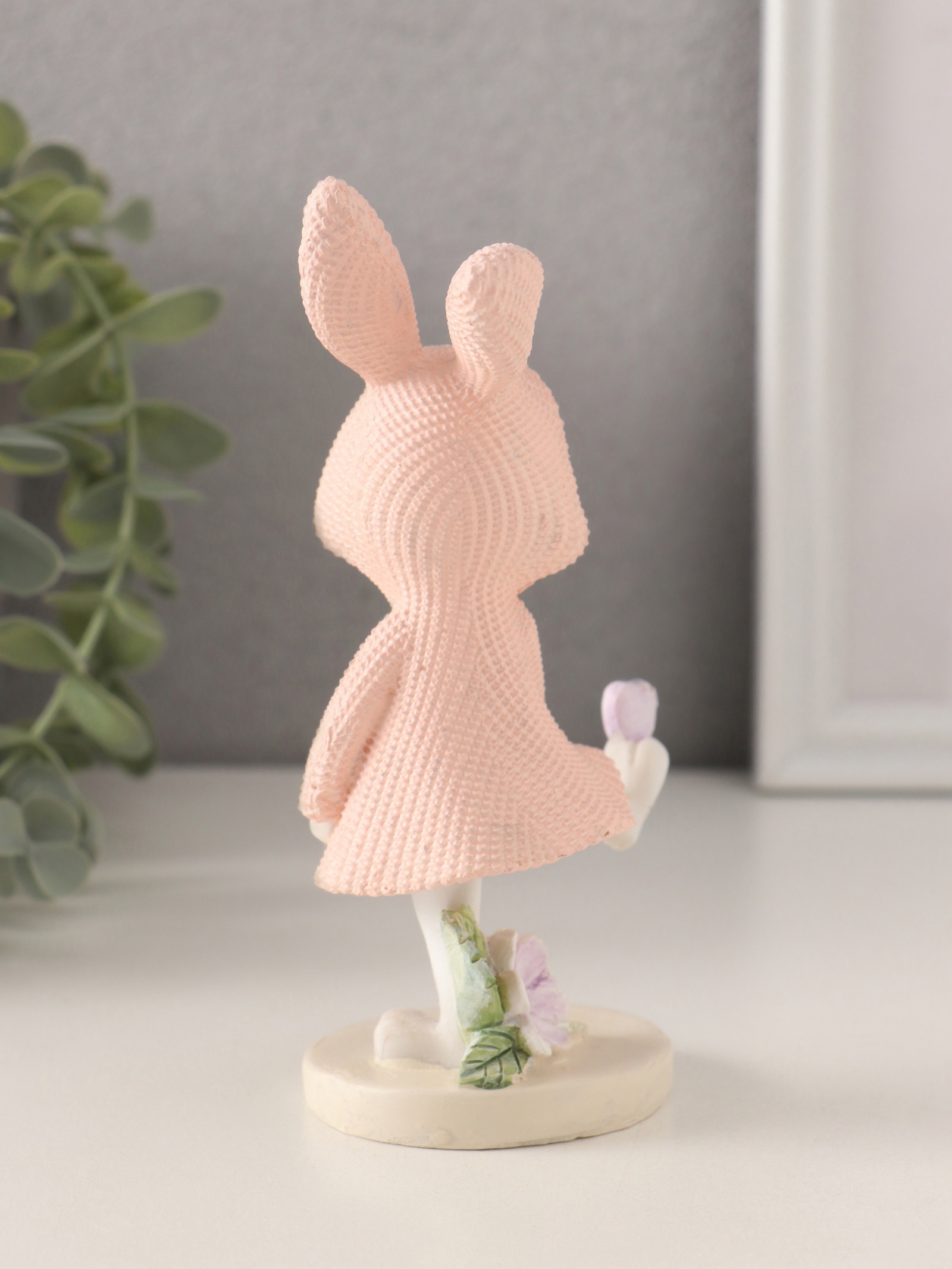 Изображение товара Зайка в вязаном розовом платьице, сердечко на лапе — декоративная фигура