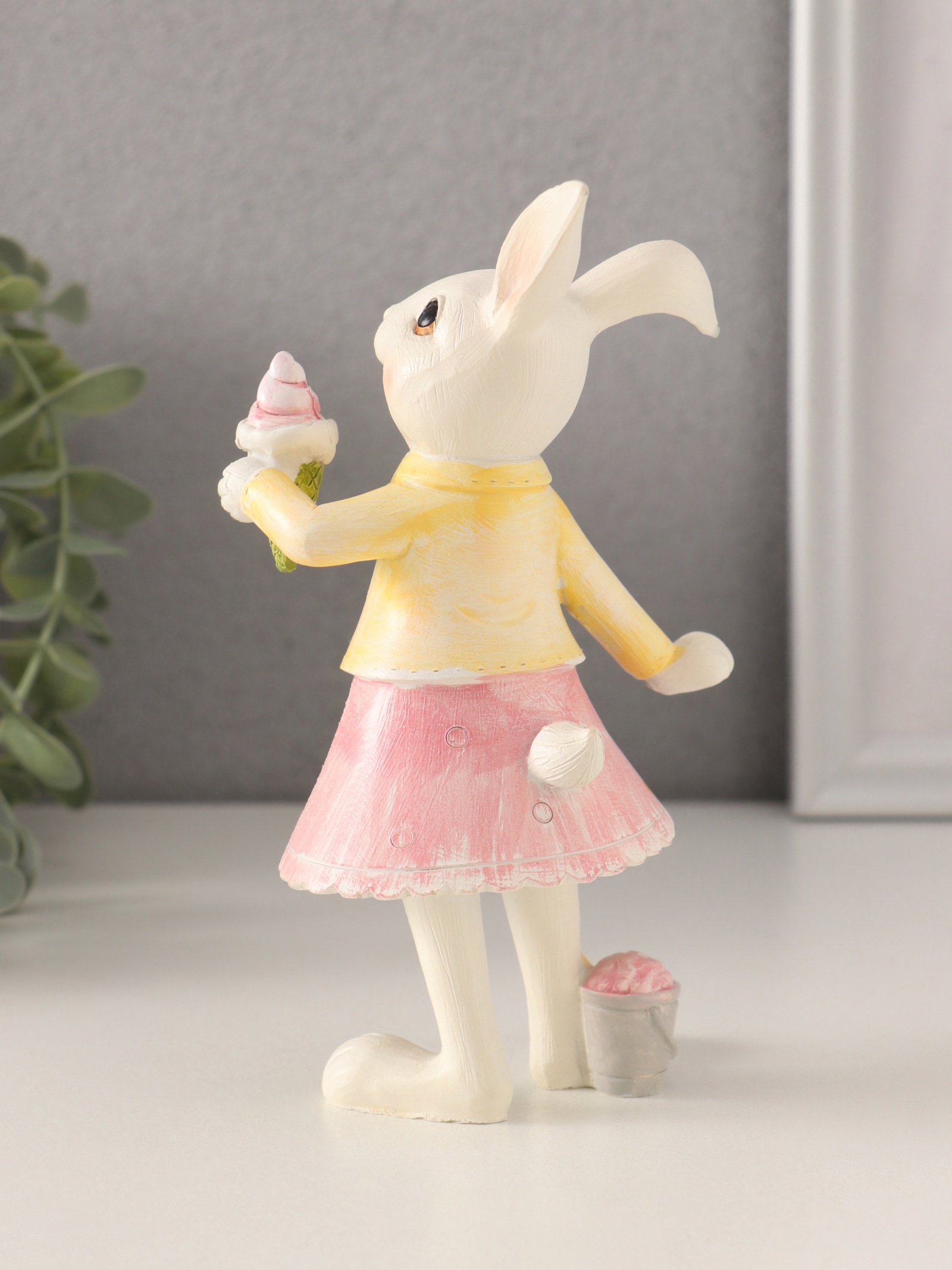 Изображение товара Зайка в платьице с рожком мороженого — декоративная фигура 9x7x16 см