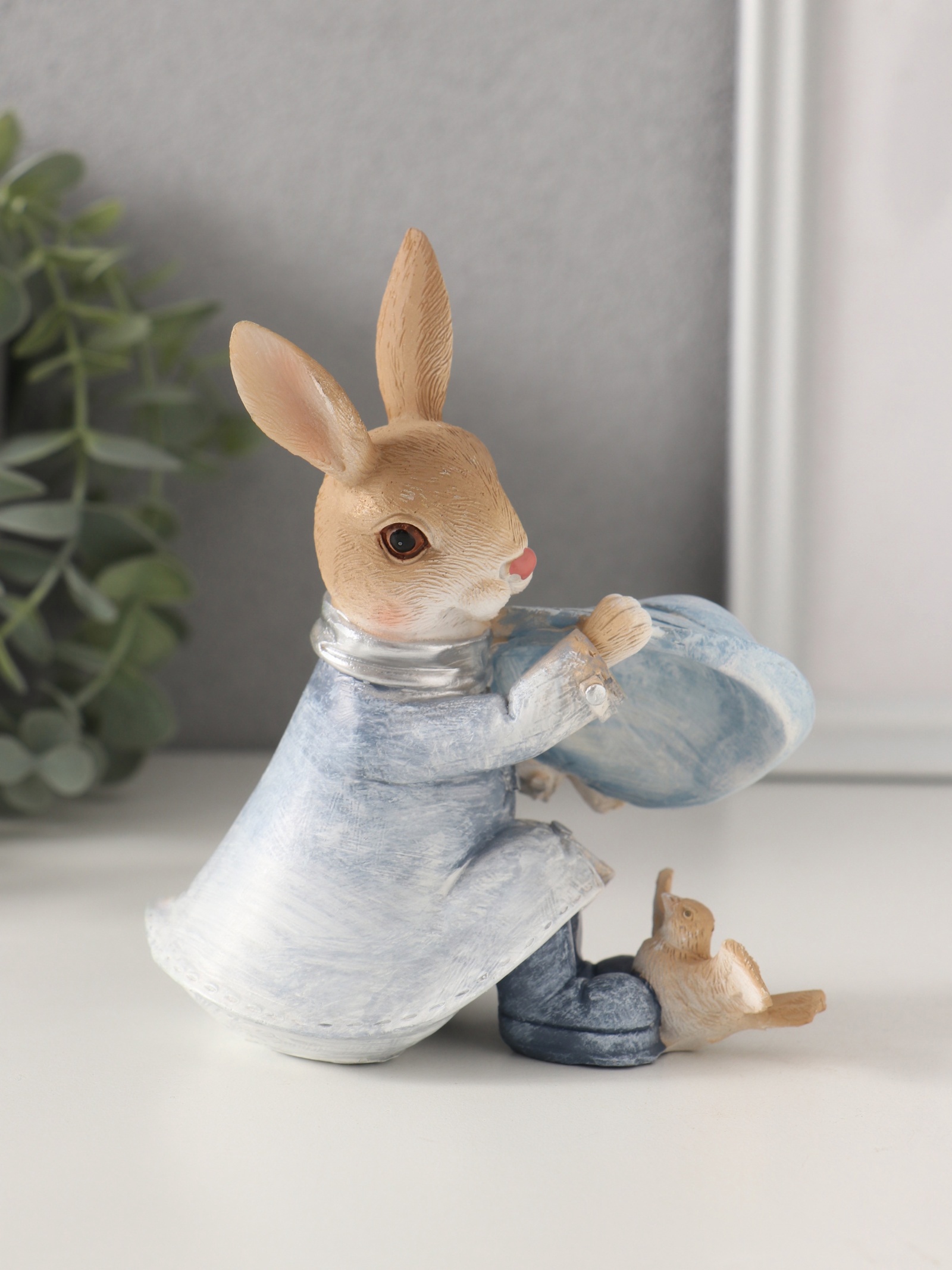 Изображение товара Сувенир полистоун Зайка в шляпке и дождевике - с птичкой синий 11х7х13 см 10740282