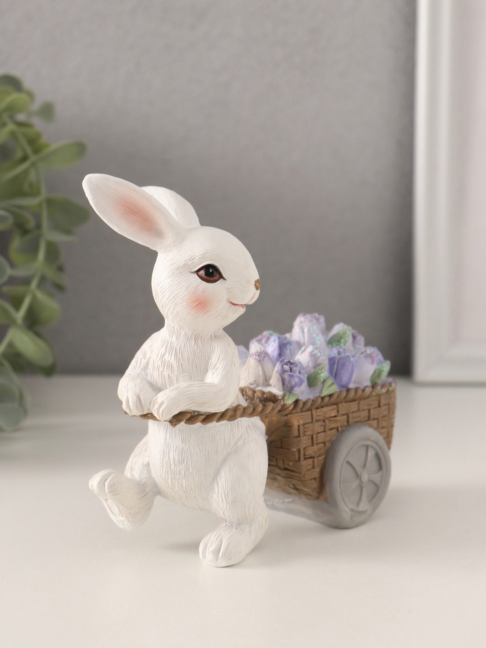 Изображение товара Сувенир полистоун Зайчик с тележкой фиолетовых тюльпанов 115х55х12 см 10583234