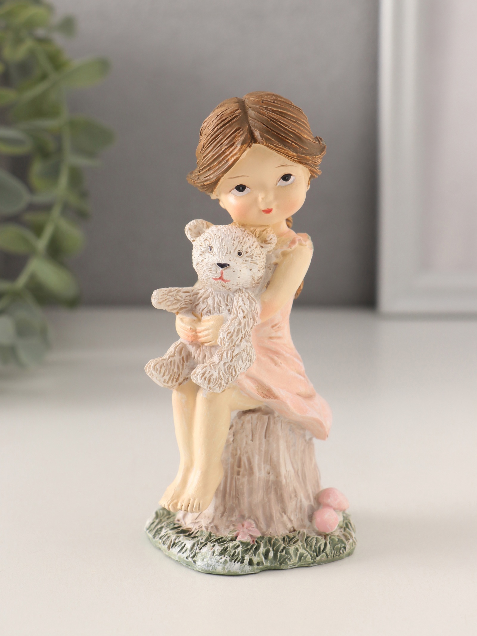 Изображение товара Сувенир полистоун Малышка в розовом платье с медвежонком на пенечке 6х6х12 см 10583149