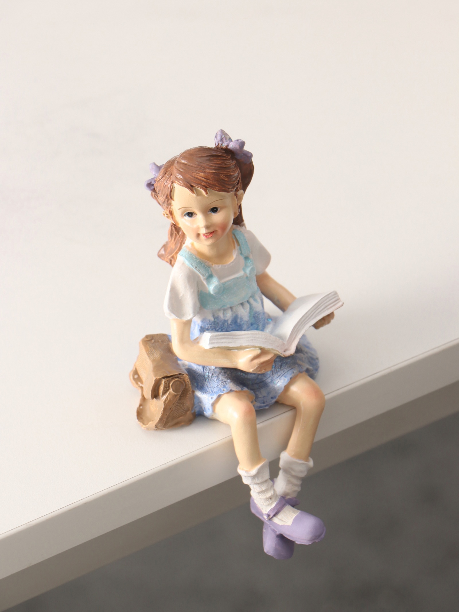 Изображение товара Малышка в сарафане с книгой и портфелем — сувенир полистоун