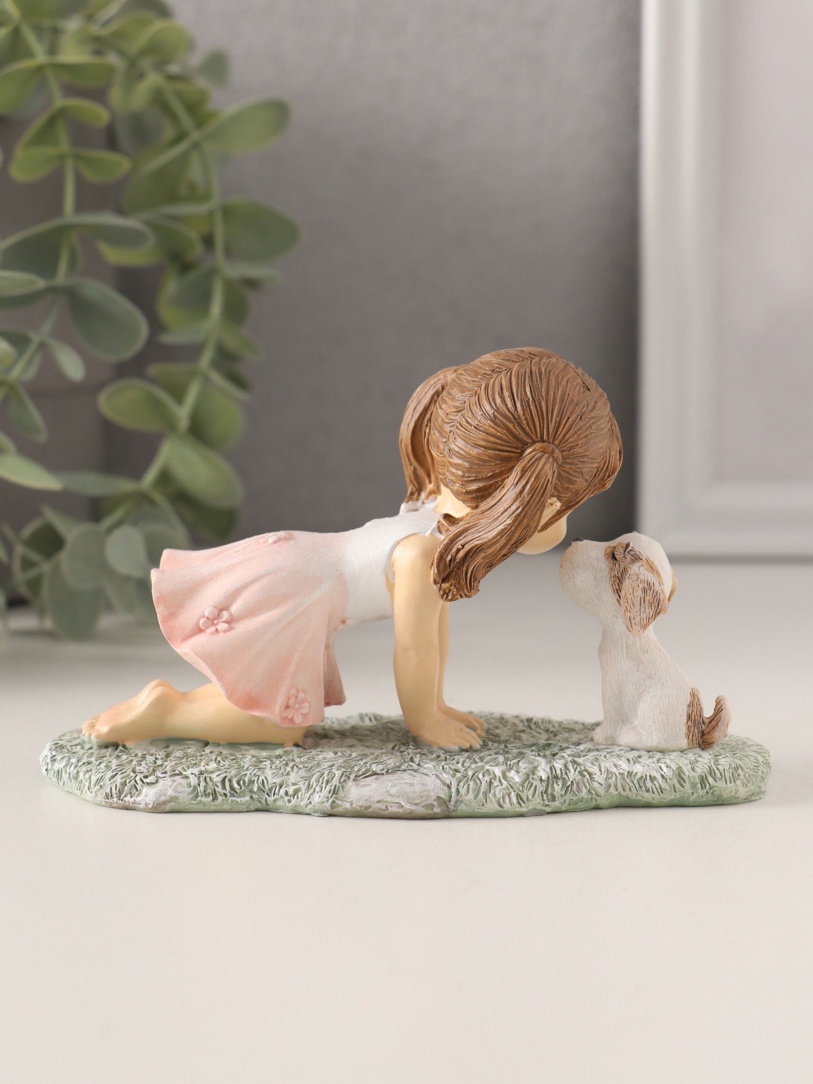 Изображение товара Декоративная фигура Малышка с щенком, розовая, полистоун, 12x5x7,5 см