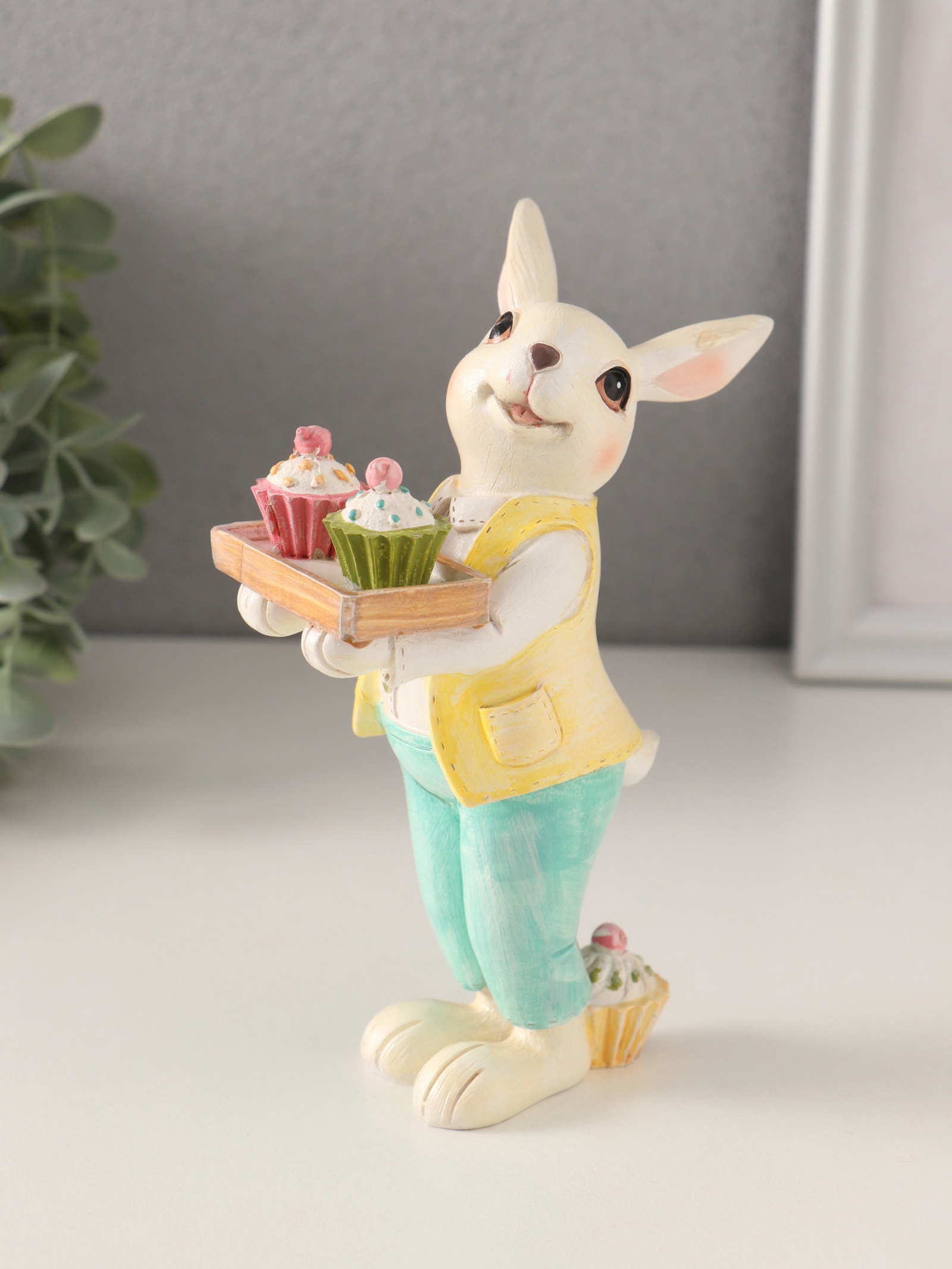 Изображение товара Сувенир полистоун Нарядный кролик с кексами на подносе 11х6х16 см 10583198