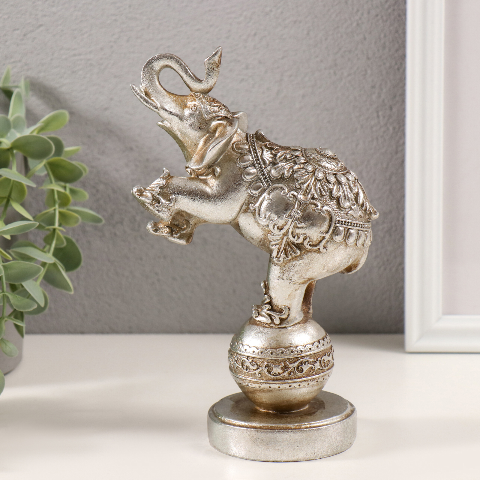 Изображение товара Слон цирковой на шаре из полистоуна — серебро, 11,5×7×18,5 см