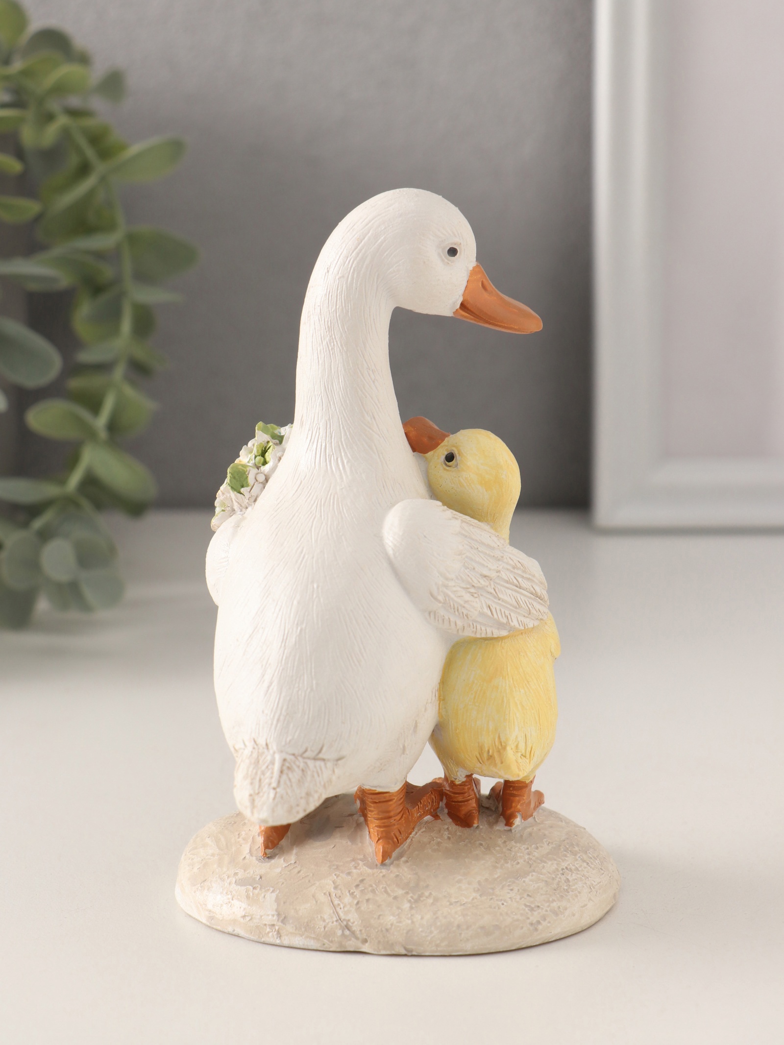 Изображение товара Декоративная фигура СИМА-ЛЕНД Утка с утёнком с букетами цветов