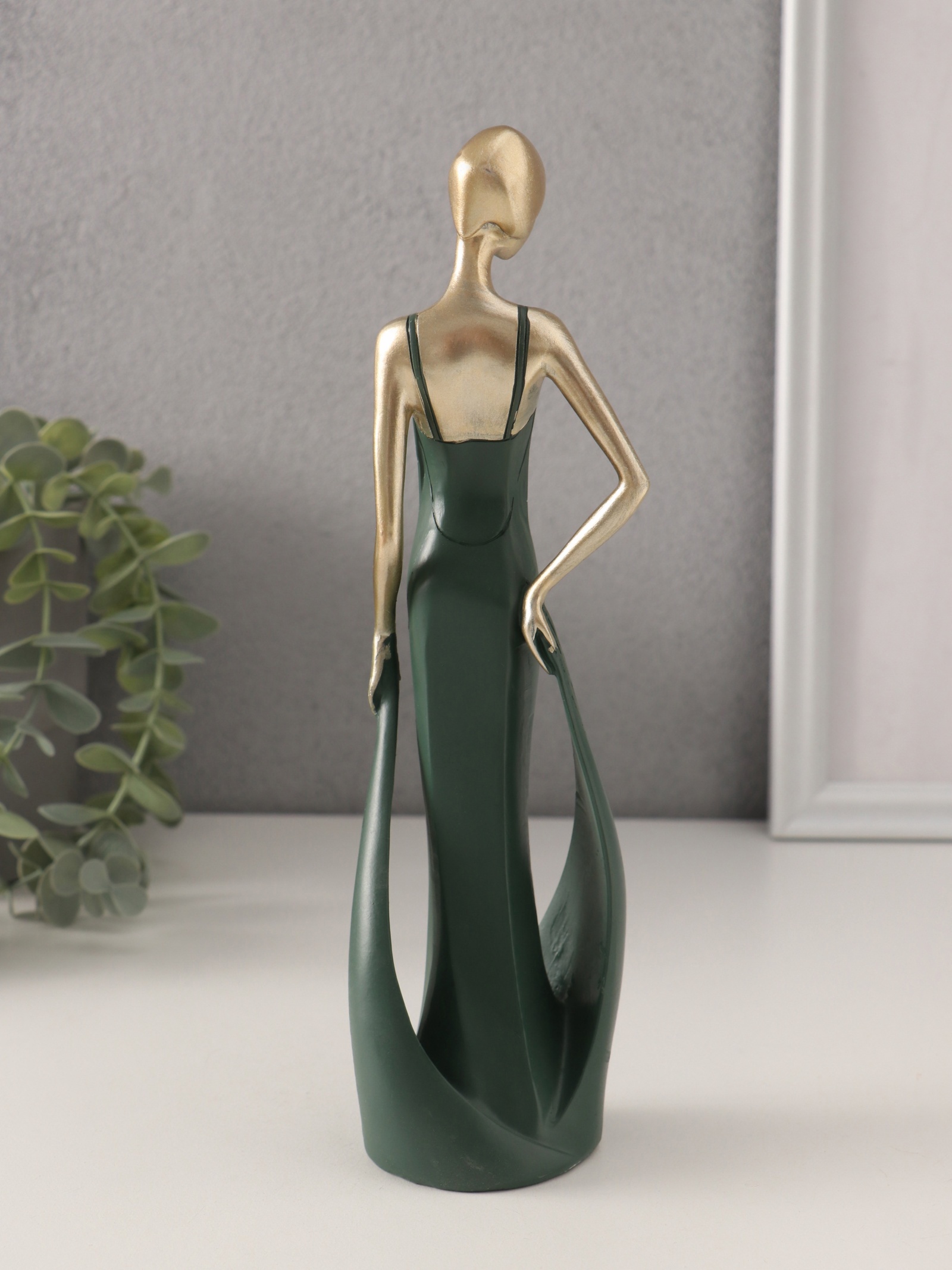 Изображение товара Сувенир полистоун Девушка в зелёном платье со шлейфом золото 7х5х24 см 10583106