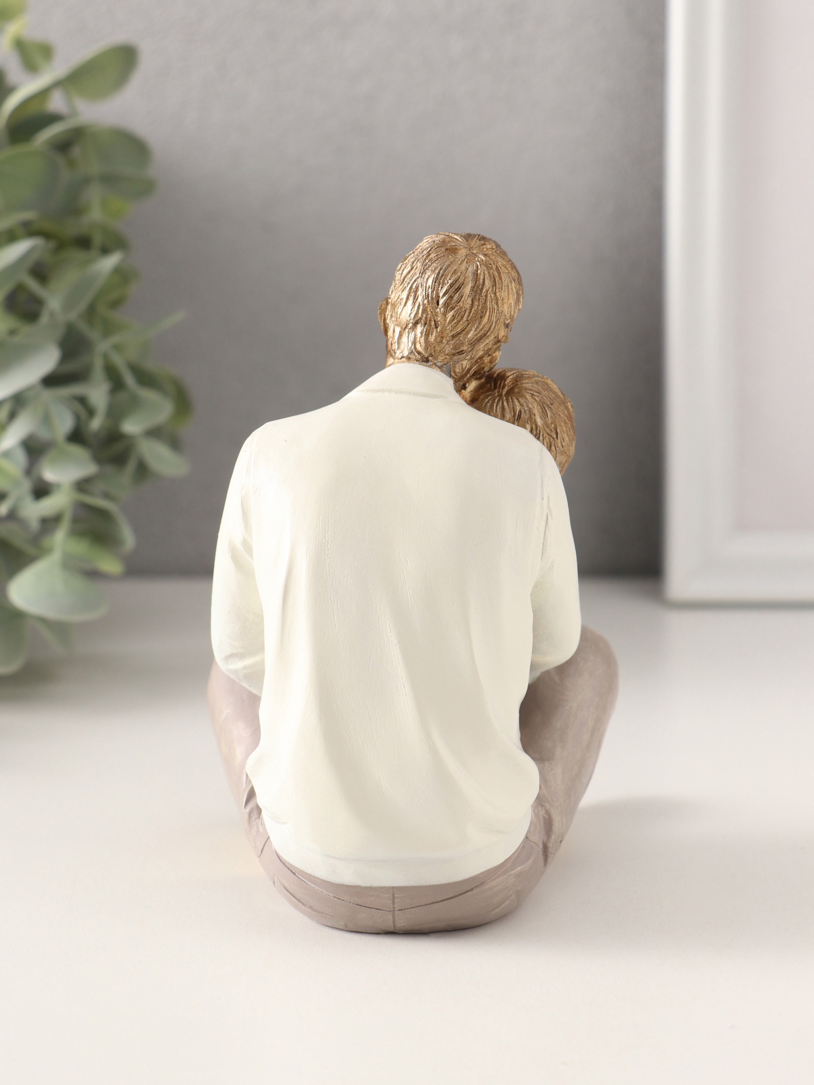 Изображение товара Сувенир полистоун Папа держит сына на руках 10х8х12 см 10583126