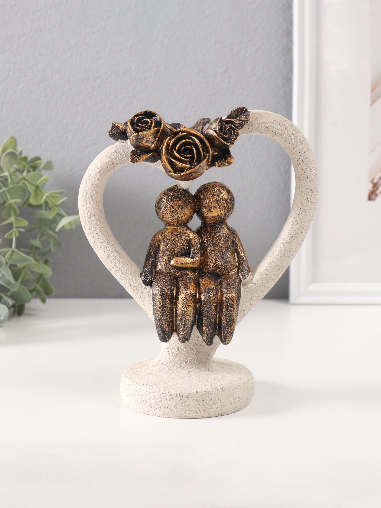 Изображение товара Сувенир полистоун Влюблённые человечки в каменном сердце с розами под бронзу 88х157х20см 10686
