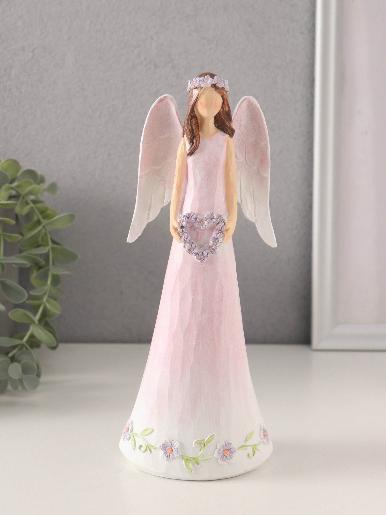 Изображение товара Девушка-ангел в розовом платье с венком-сердце — декоративная фигура