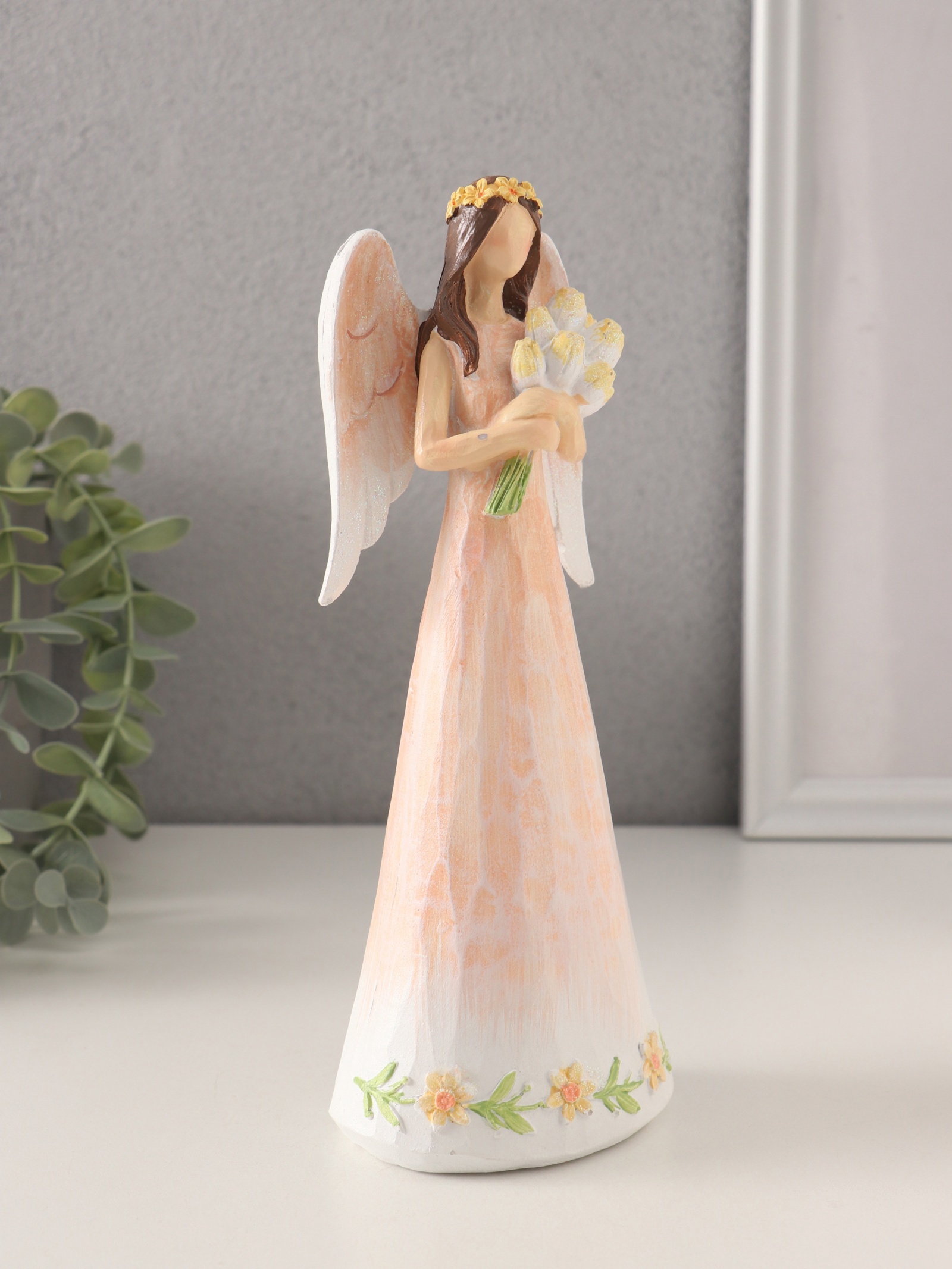 Изображение товара Девушка-ангел в персиковом платье — сувенир полистоун