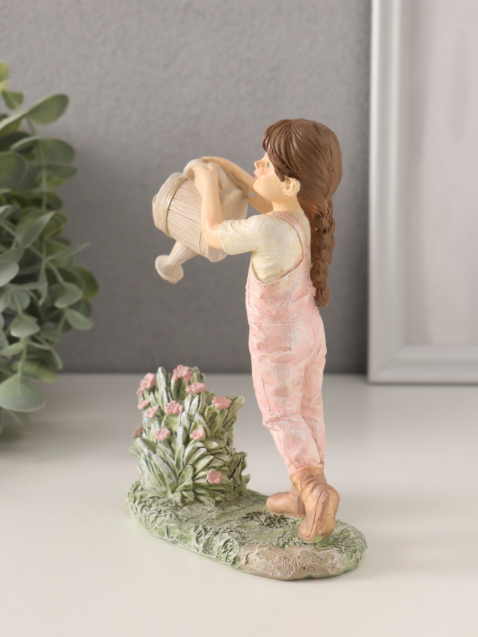 Изображение товара Сувенир полистоун Малышка в комбинезоне поливает из лейки цветы 115х5х15 см 10583174