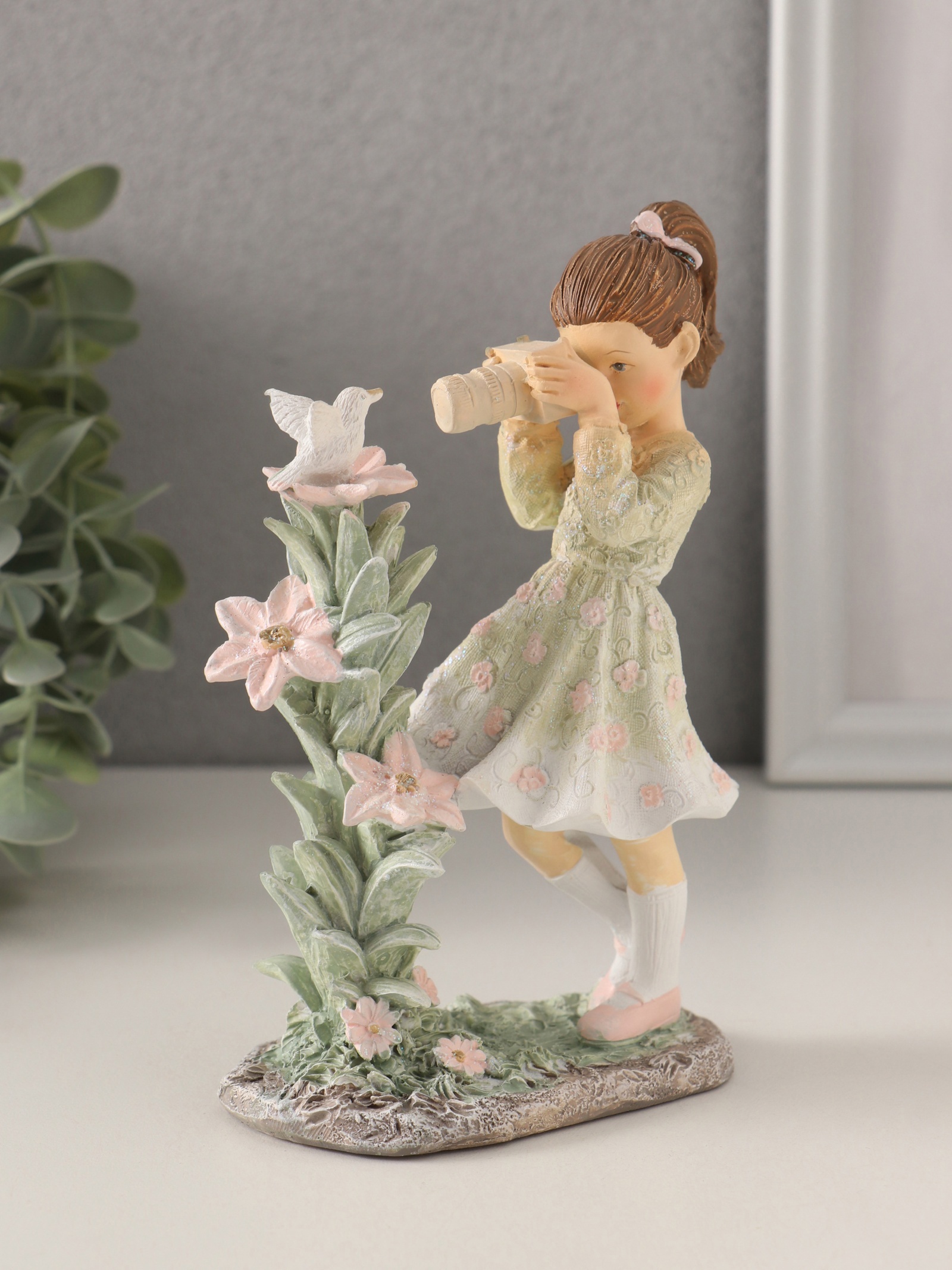 Изображение товара Сувенир полистоун Малышка фотографирует птичку, зелёный