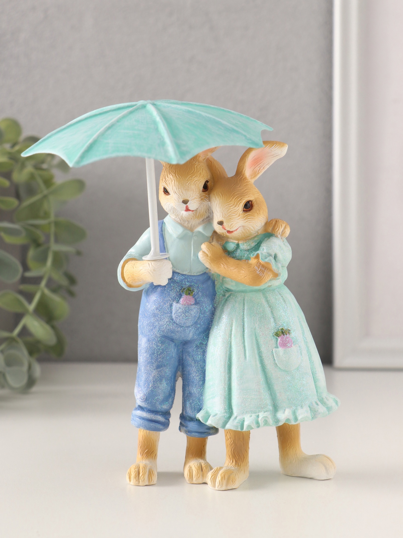 Изображение товара Сувенир полистоун Парочка кроликов в голубых нарядах под зонтом 85х45х14/17 см 10583202