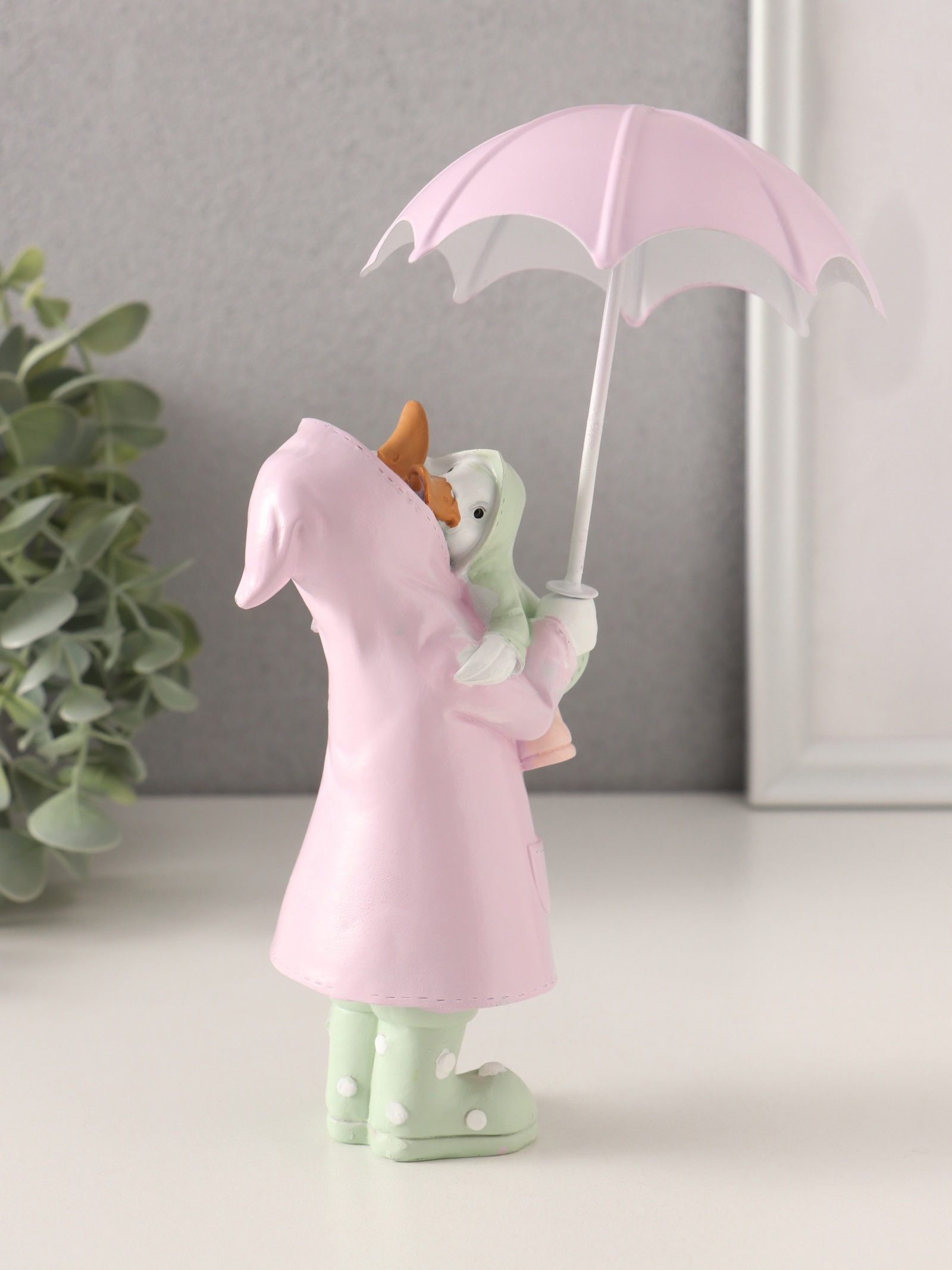 Изображение товара Сувенир полистоун Утка с утёнком в дождевиках под зонтом сиренево-зелёный 8х65х145/19 см 10583