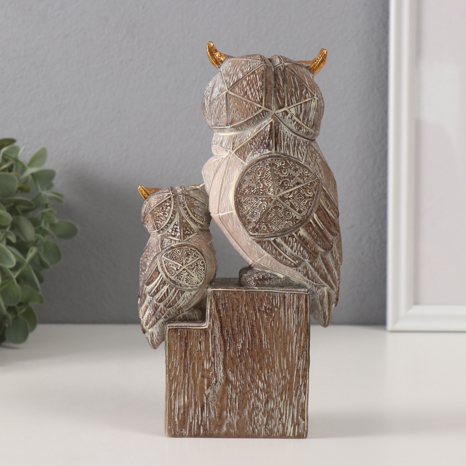 Изображение товара Сувенир Филин с совёнком на пьедестале беж 11×7,3×20,5 см