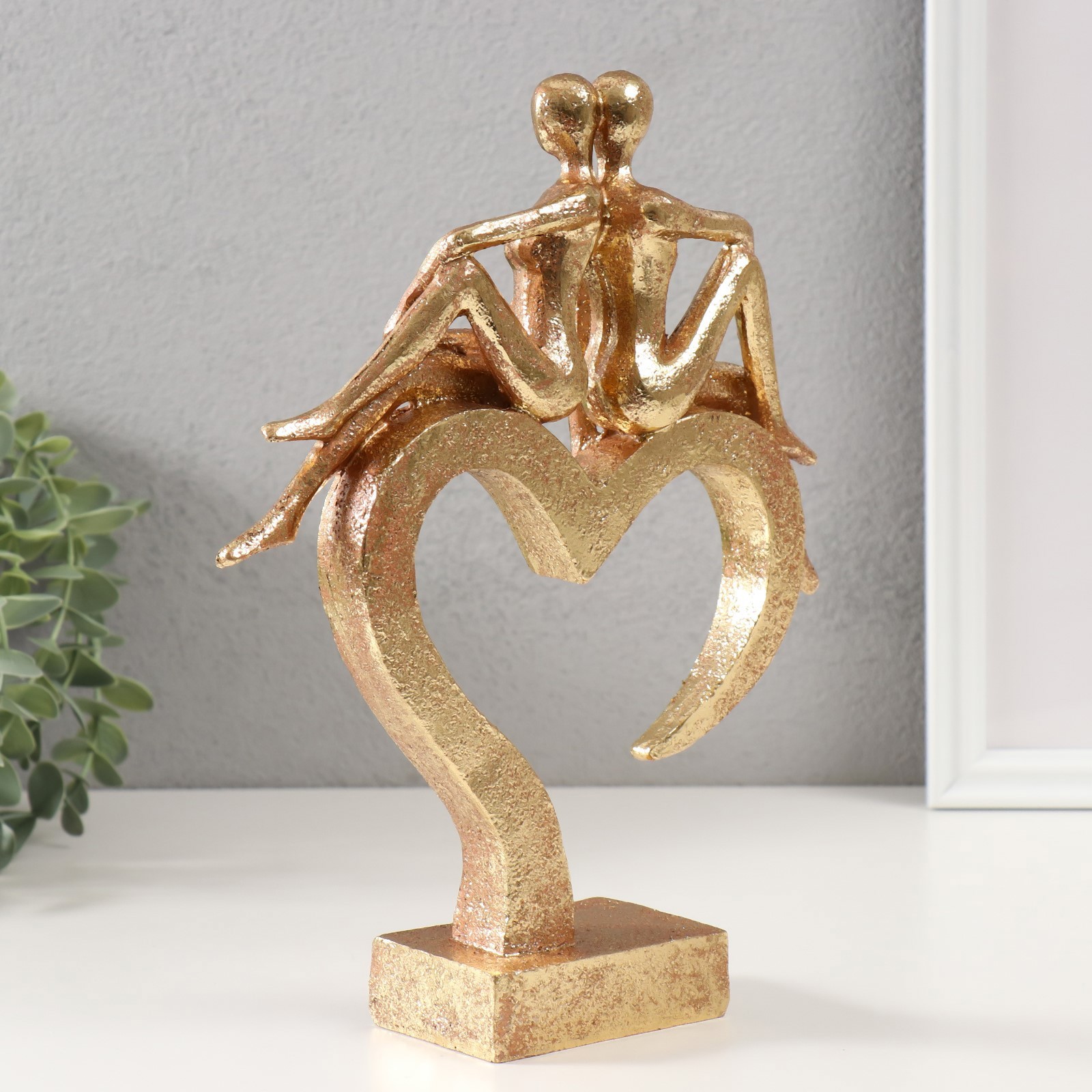 Изображение товара Сувенир полистоун Влюблённые на сердце золото 26х22х6 см 10207589