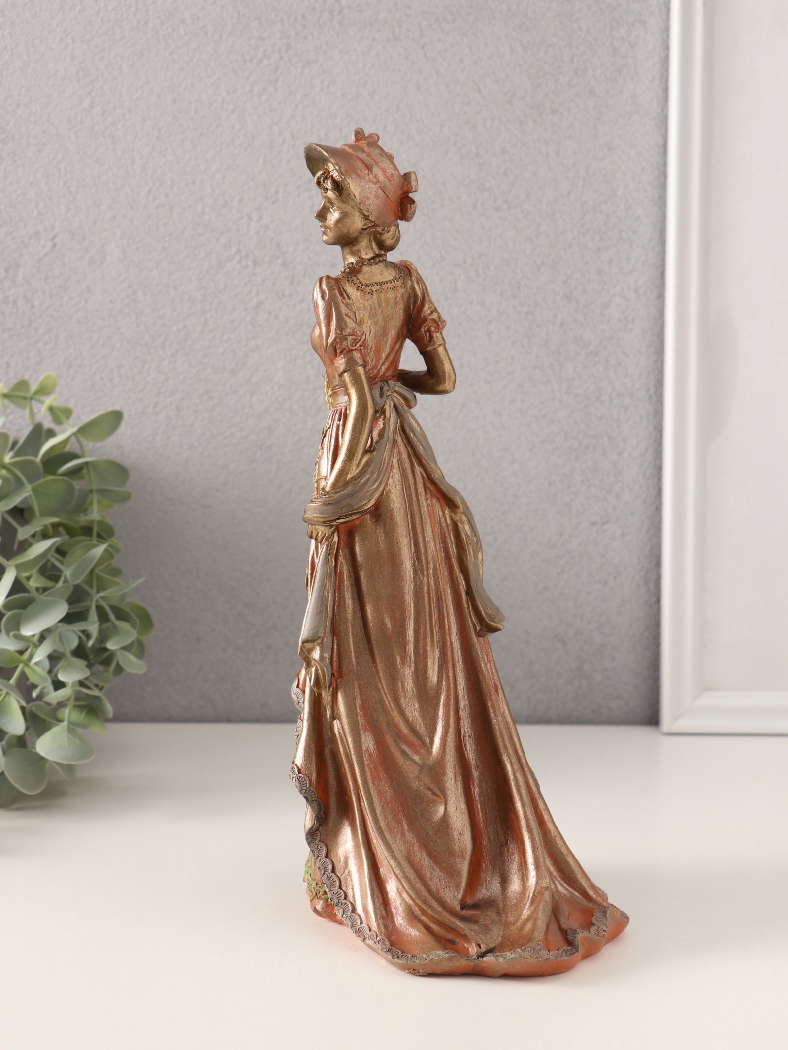 Изображение товара Сувенир полистоун Дама в платье со шлейфом с сумочкой в шляпке 14х11х26 см 10583115