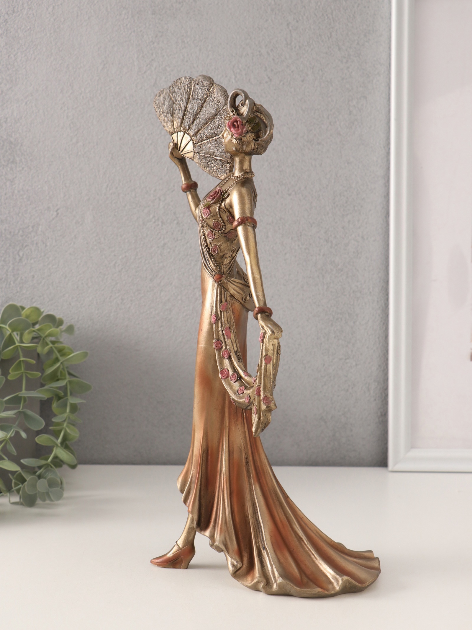 Изображение товара Декоративная фигура СИМА-ЛЕНД Девушка в платье 20-30-х годов с веером Изображение товара Декоративная фигура СИМА-ЛЕНД Девушка в платье 20-30-х годов с веером