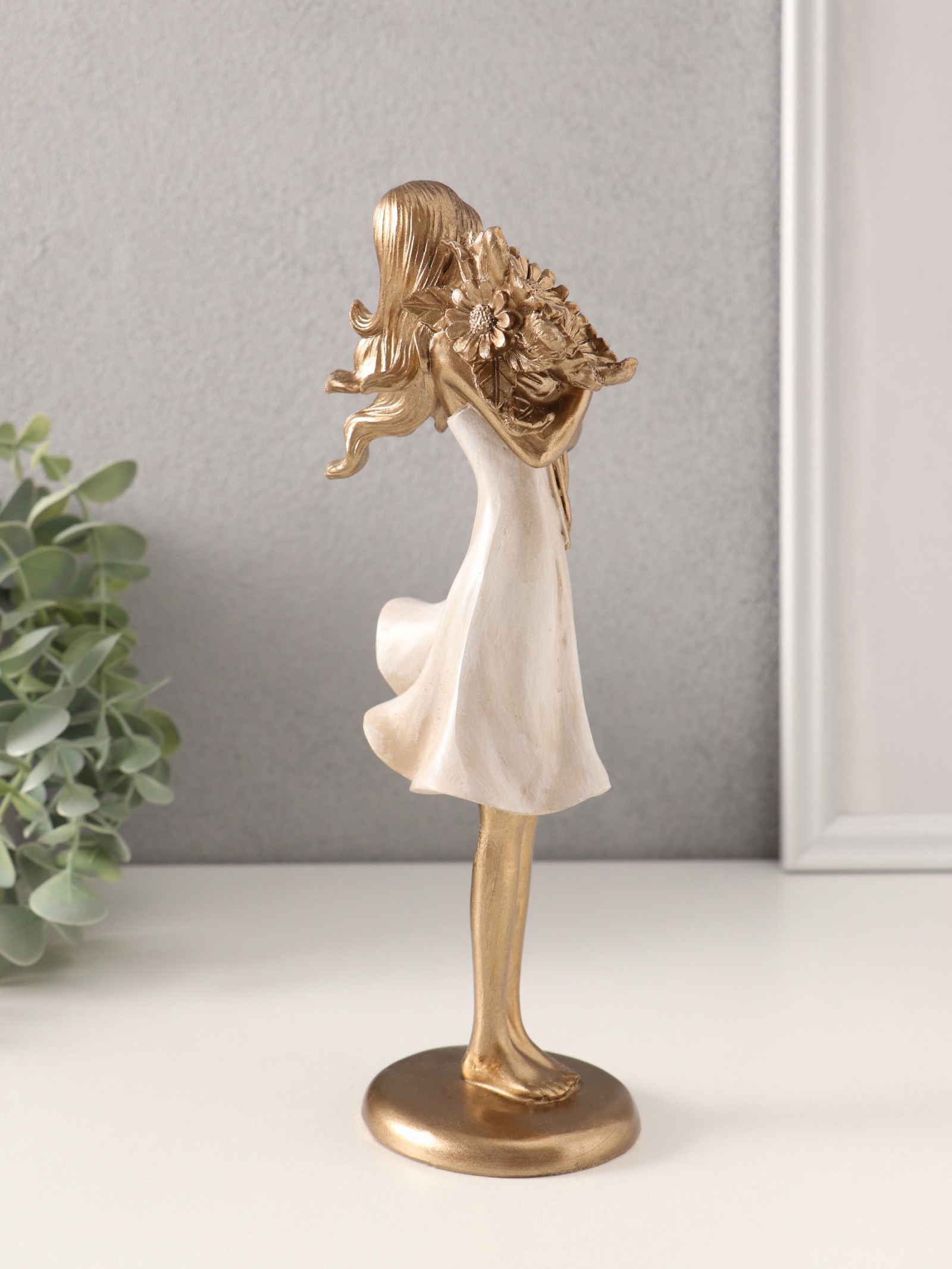 Изображение товара Девушка с охапкой подсолнухов — декоративная фигура из полистоуна