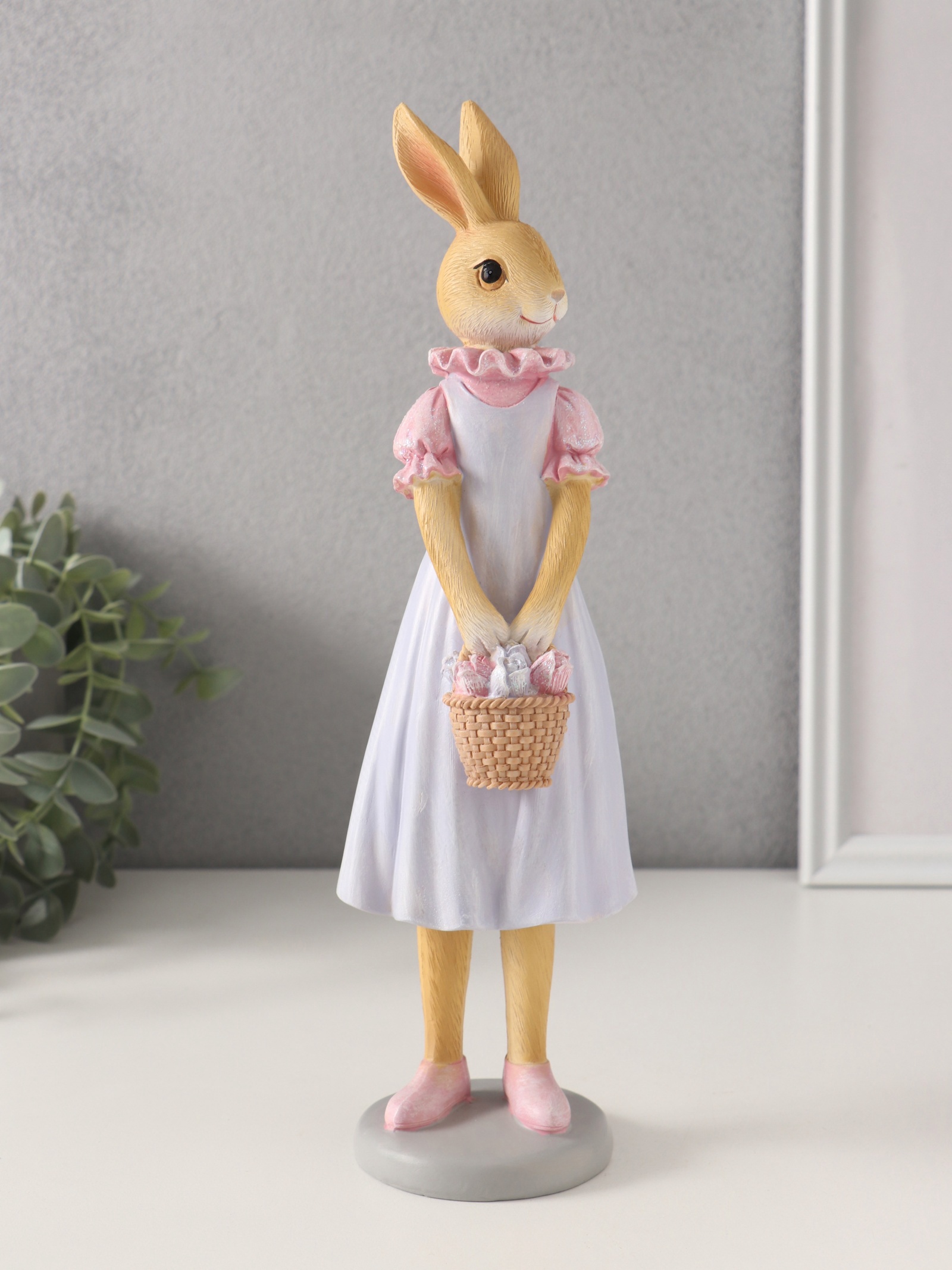 Изображение товара Зайка в сиреневом сарафане, корзинка цветов — декоративная фигура из полистоуна