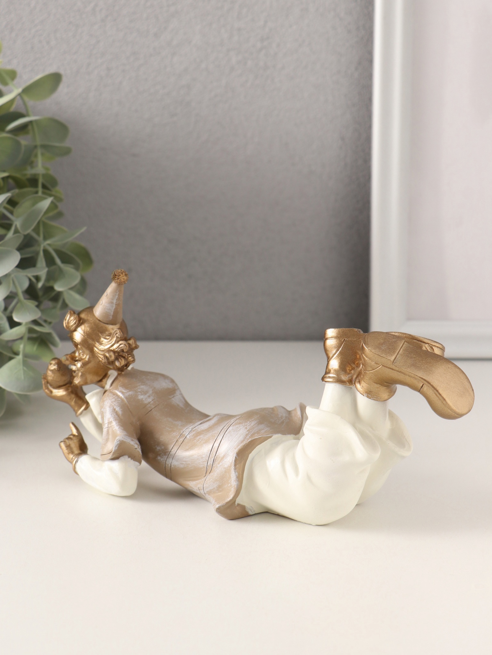 Изображение товара Сувенир полистоун Клоун с птичкой в ладони бело-бежевый 205х7х85 см 10583261