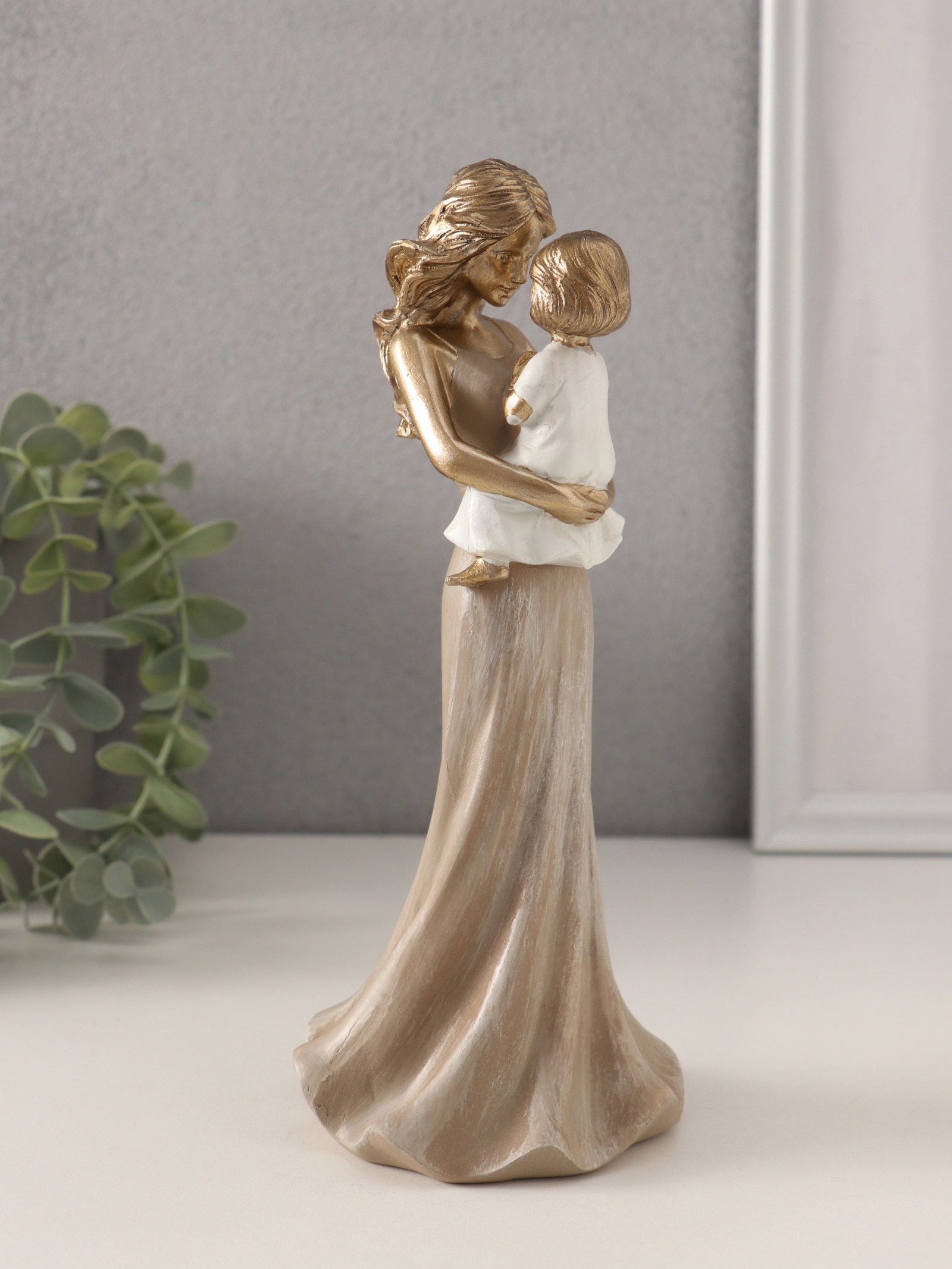 Изображение товара Сувенир полистоун Мама держит дочку на руках 9х85х215 см 10583132