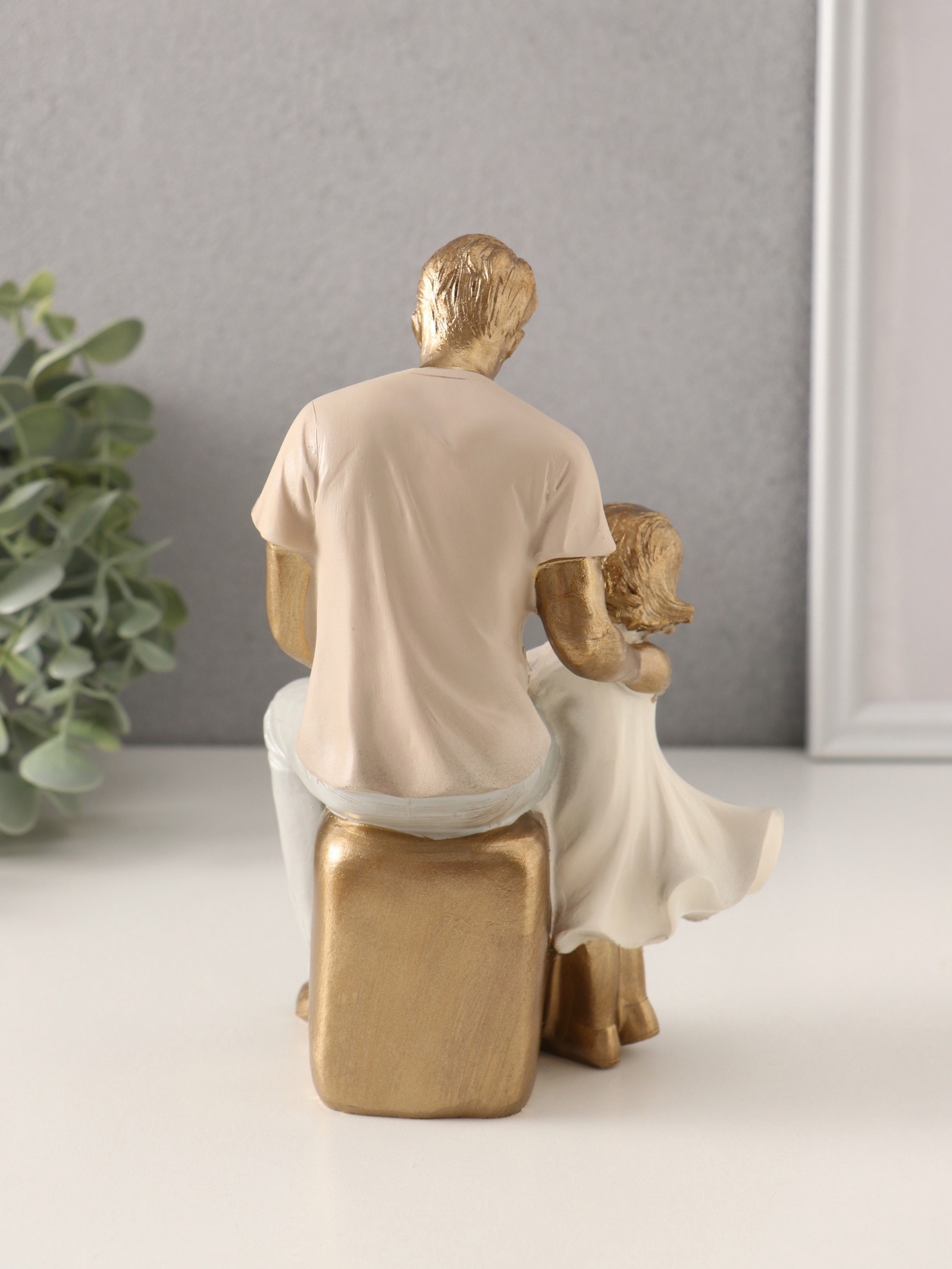 Изображение товара Сувенир полистоун Папа с маленькой дочкой 11х85х175 см 10583135