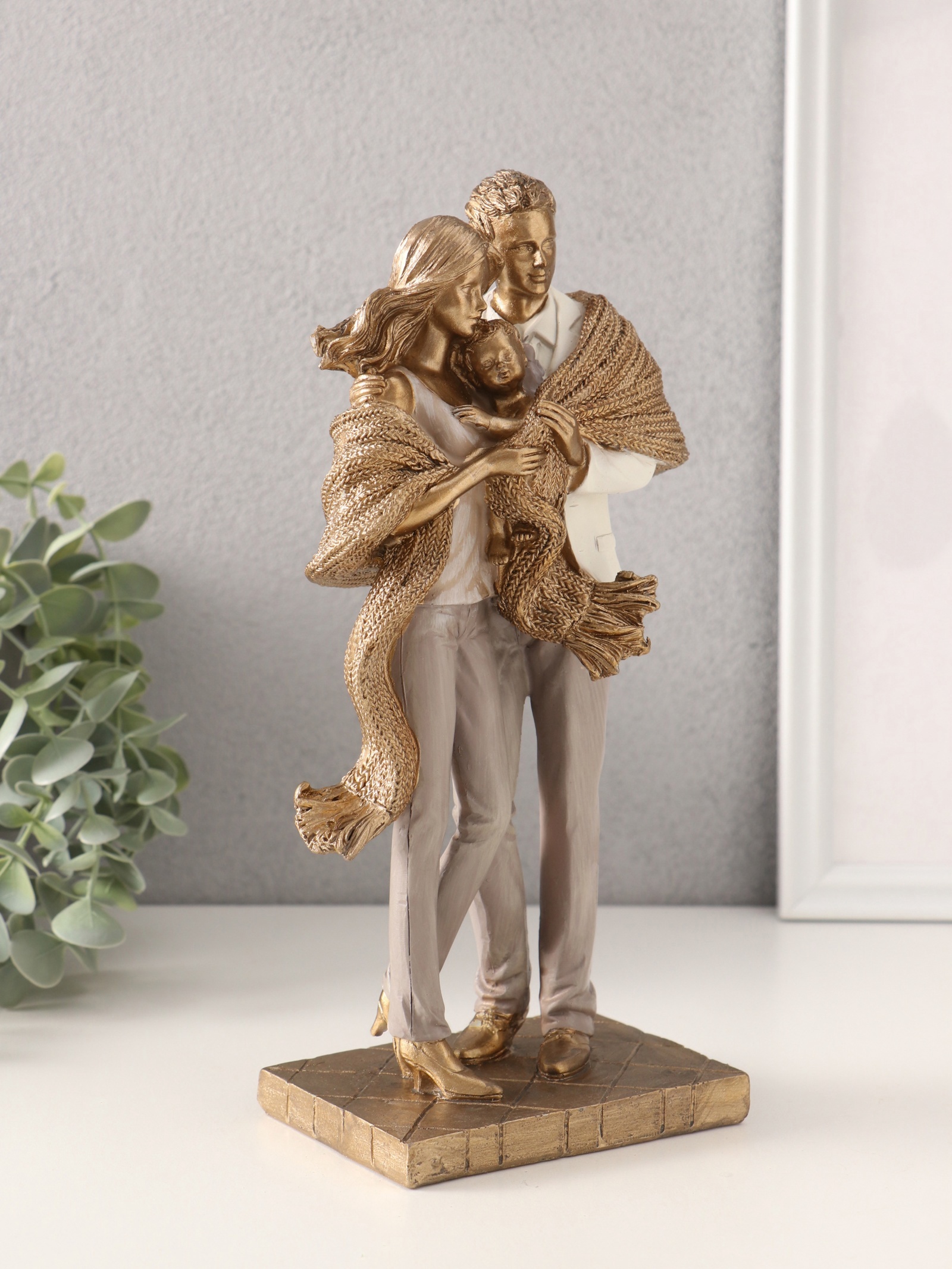 Изображение товара Сувенир полистоун Родители с малышом с большим шарфом 125х85х26 см 10583124