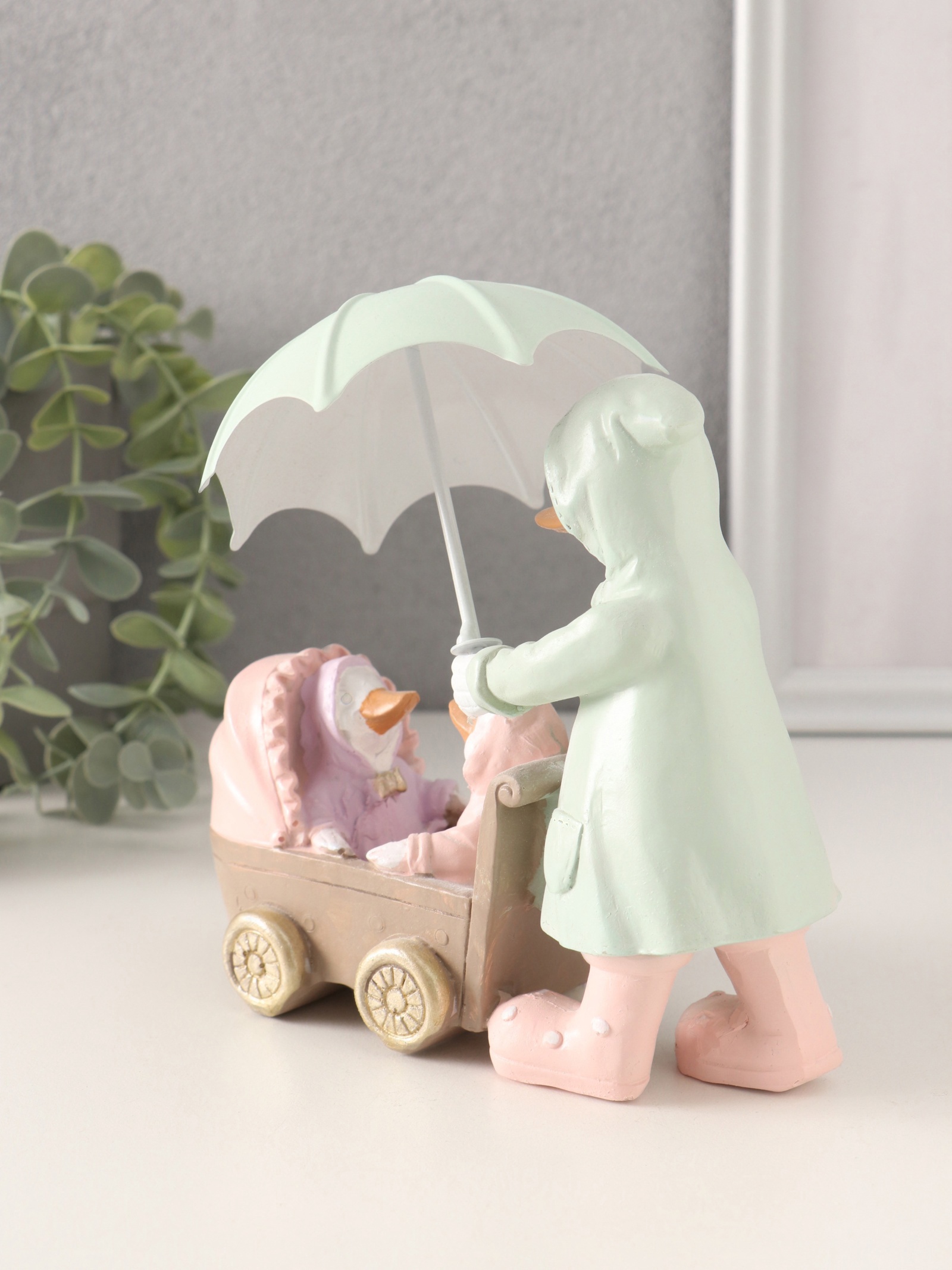 Изображение товара Сувенир полистоун Утка с утятами в коляске в дождевиках под зонтом 155х65х14/16 см 10583267