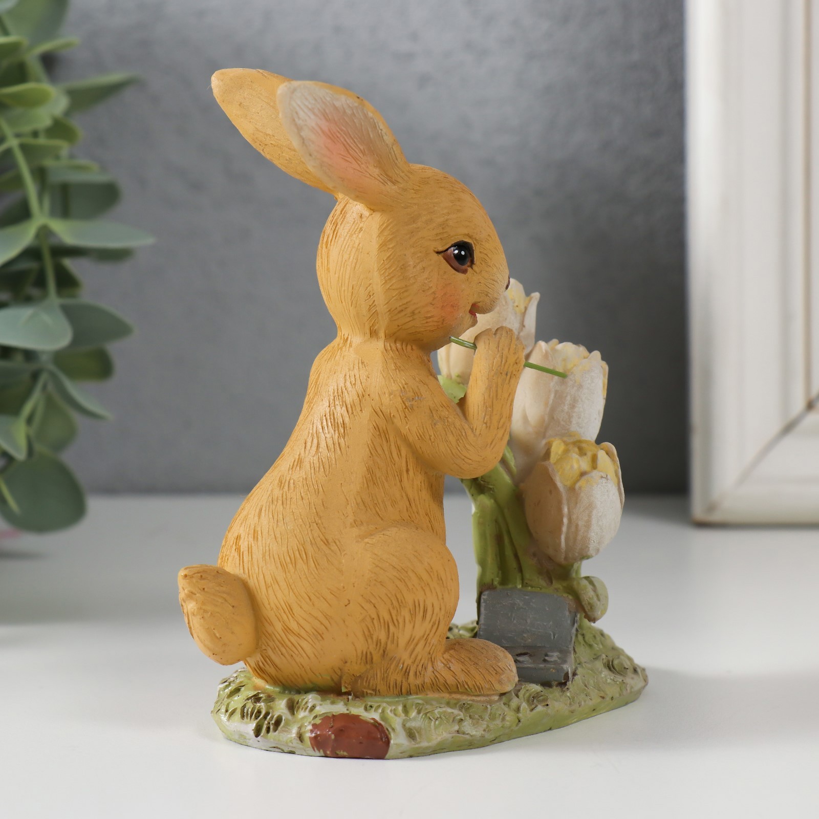 Изображение товара Зайчик на полянке с тюльпанами 9,5 см — декоративная фигура