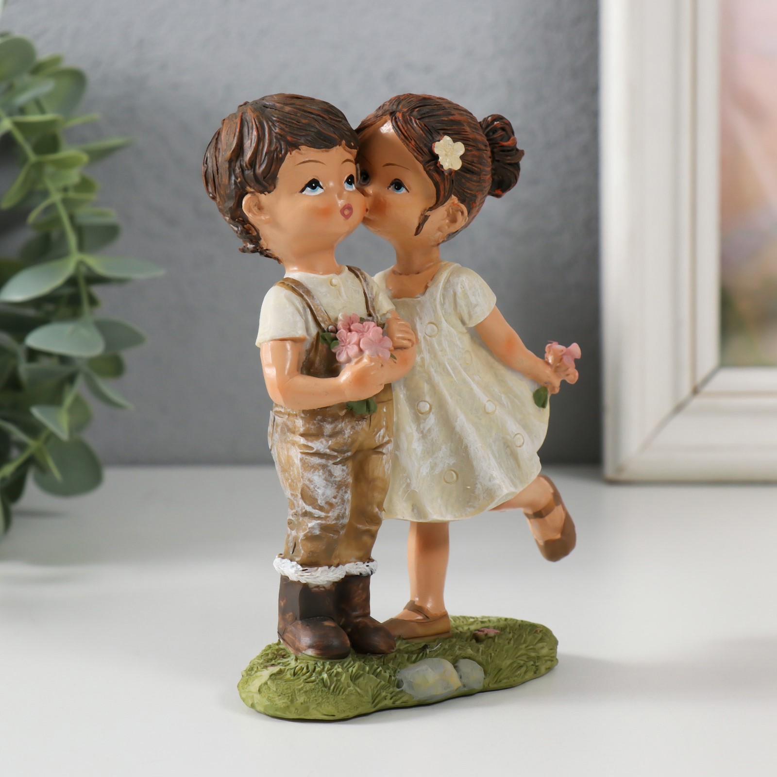 Изображение товара СИМА-ЛЕНД Сувенир полистоун Малыши на прогулке — первый поцелуй